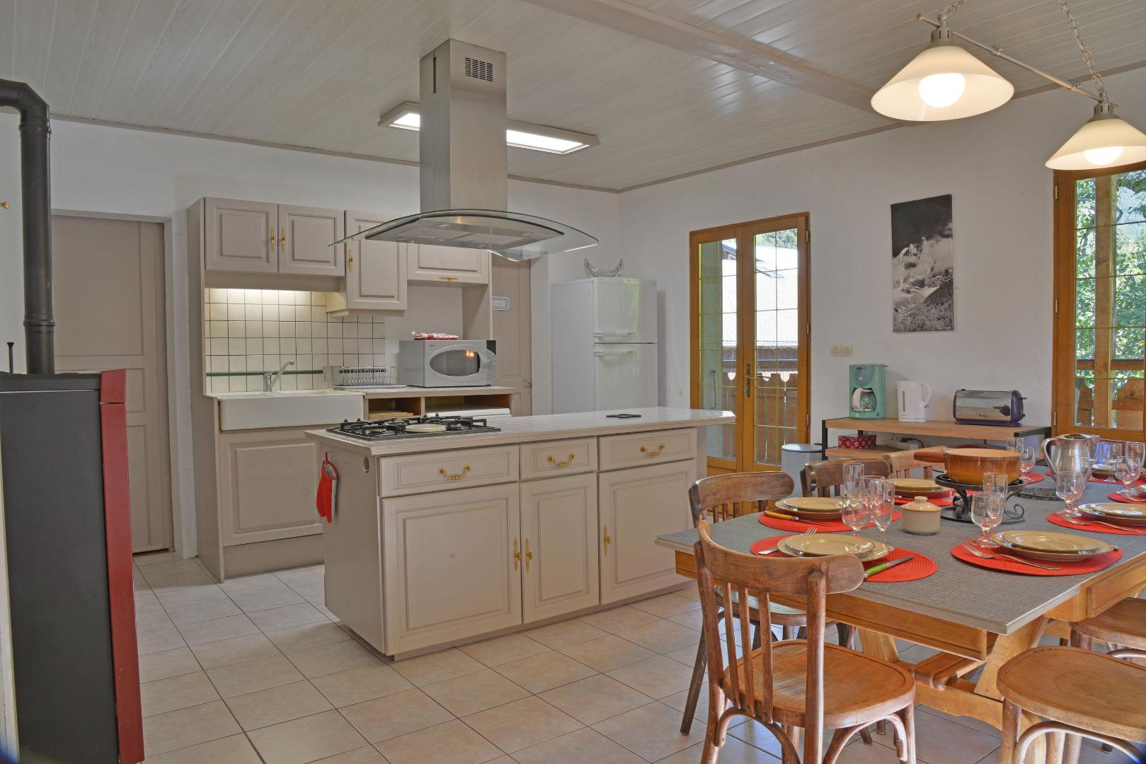 La cuisine / salle à Manger donnant sur le balcon