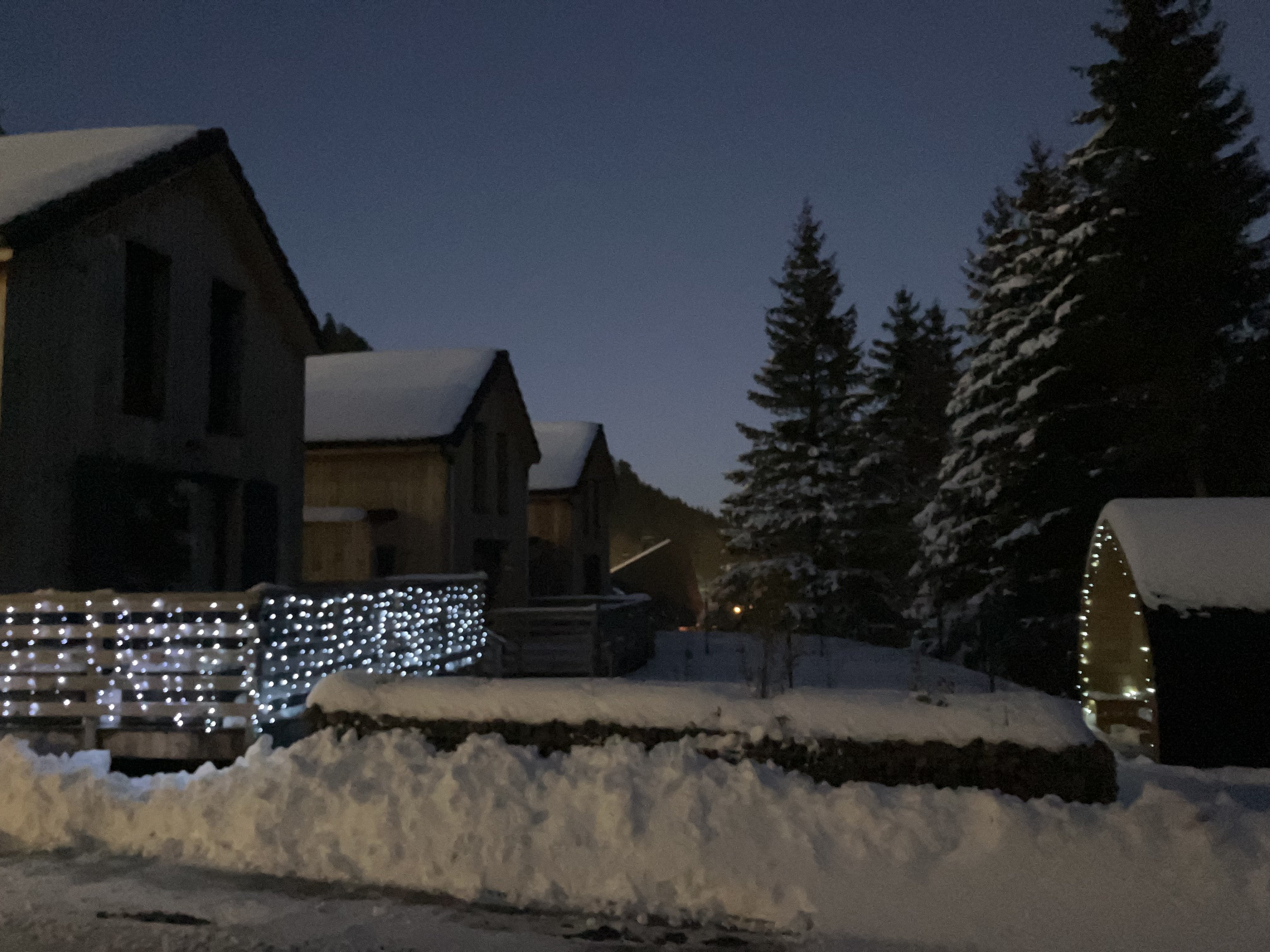 Le chalet et le sauna la nuit tombée