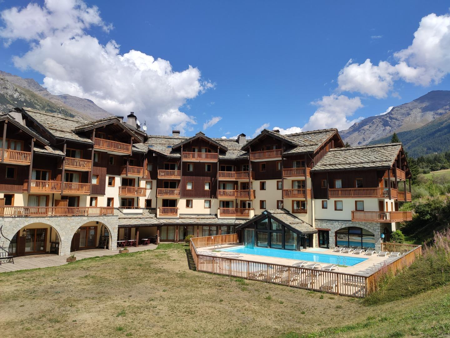 Le batiement. L'appartement est situé au dernier étage au dessus de la piscine.