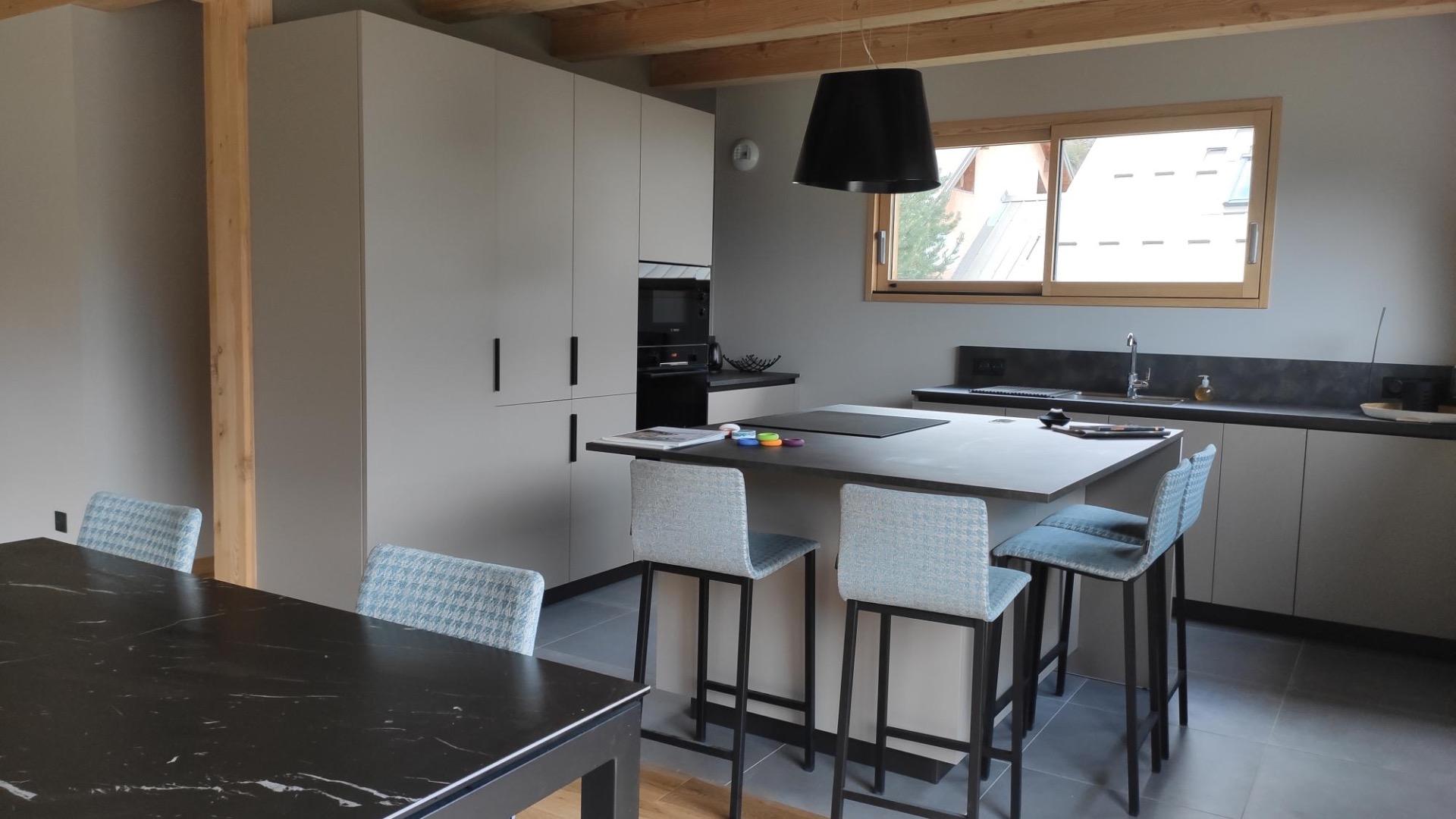 Cuisine toute équipée et ilot central prévu pour 4 personnes