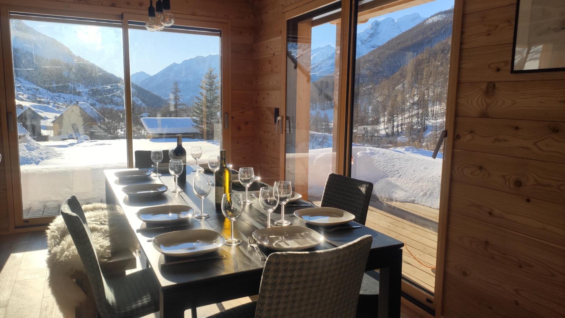 Espace salle à manger pouvant accueillir jusqu'à 10 personnes (avec rallonge)