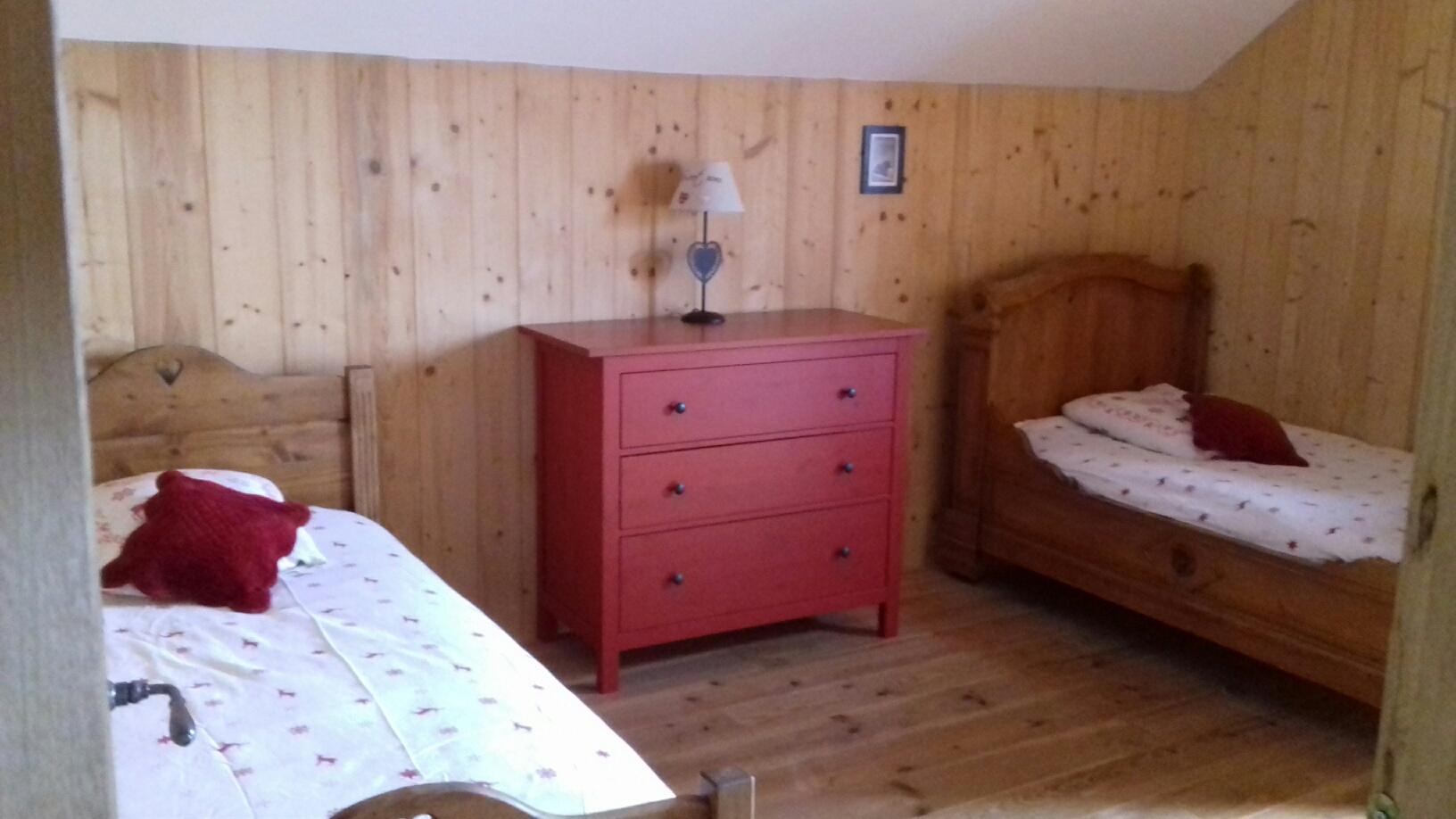 1 chambre à l'étage avec 2 lits simples