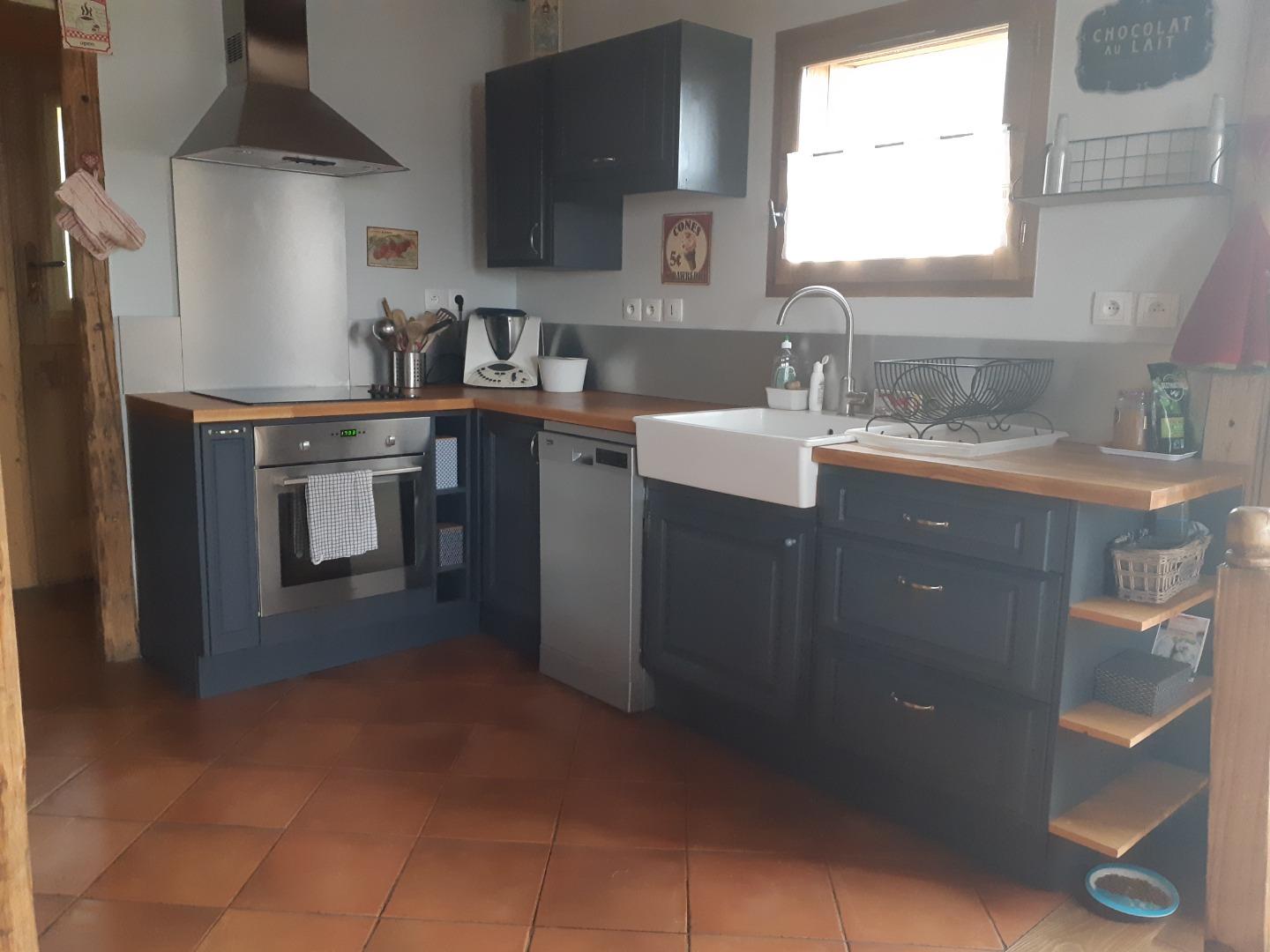 cuisine équipée ouverte sur la salle à manger