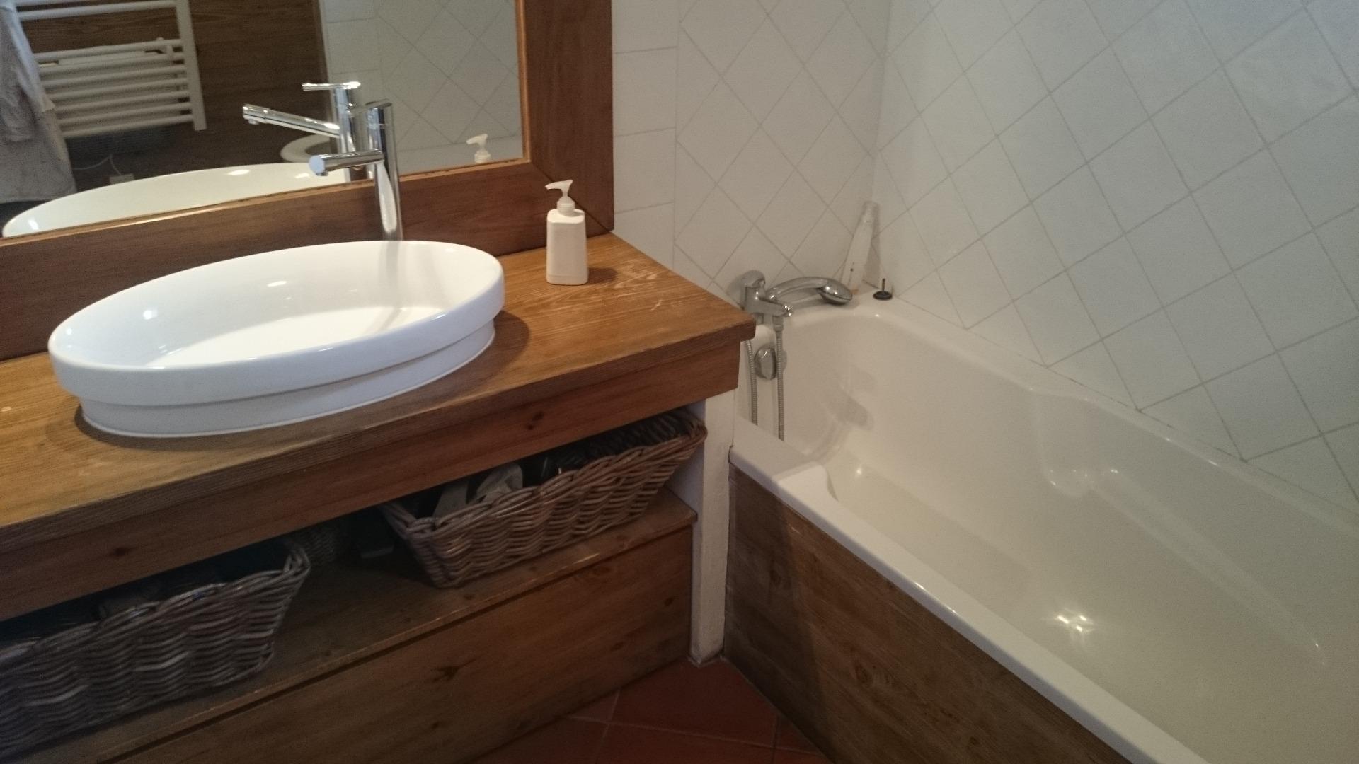 1 salle de bain avec baignoire et WC à l'étage