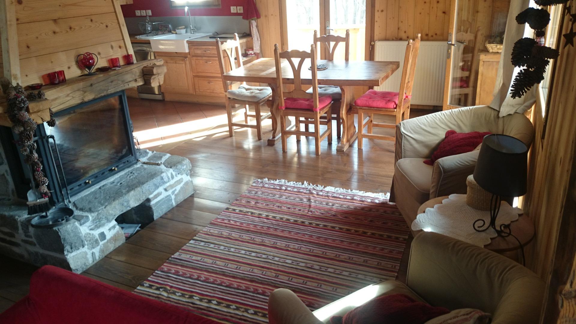 salle à manger avec coin cheminée