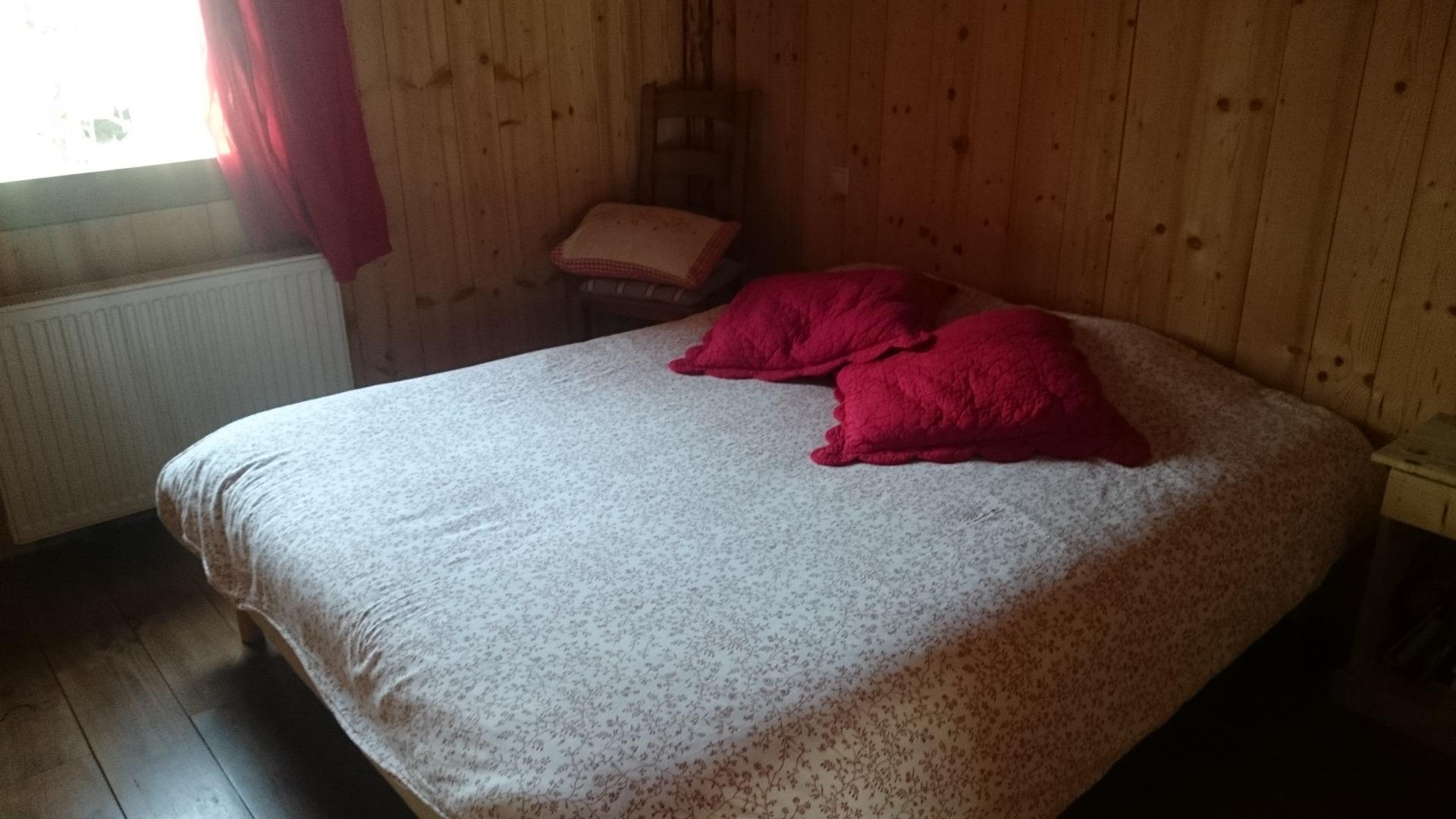 1 chambre avec 1 lit double en 160 au RDC