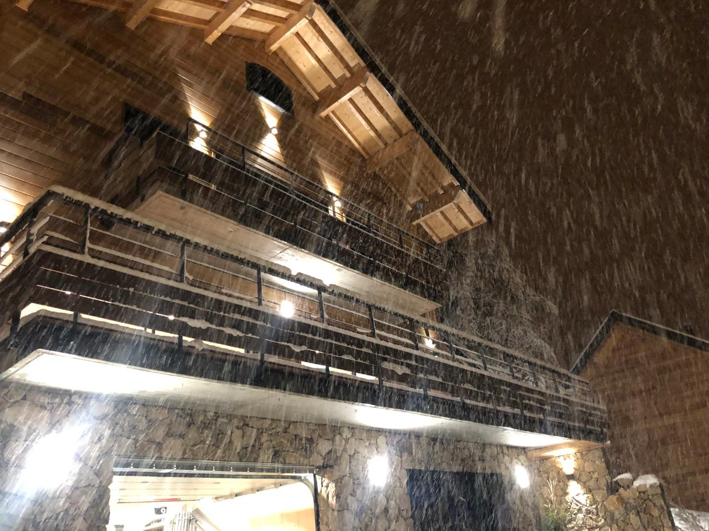 vue du chalet éclairé dans la nuit 