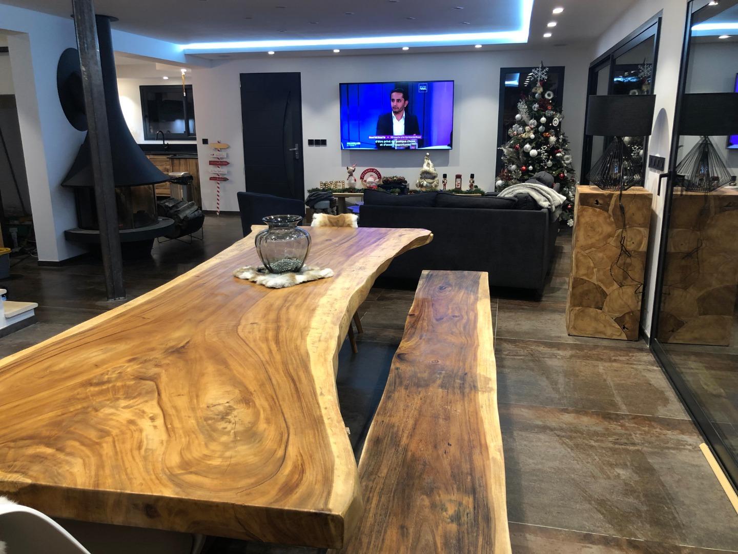 grand salon avec une grande table et deux tabourets