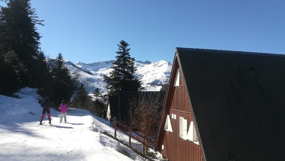 Hiver : Chalet sur la piste de liaison qui rejoint les champs de neige :Guzet 1500 m et Guzet 1300 m
départ et retour skis aux pieds.