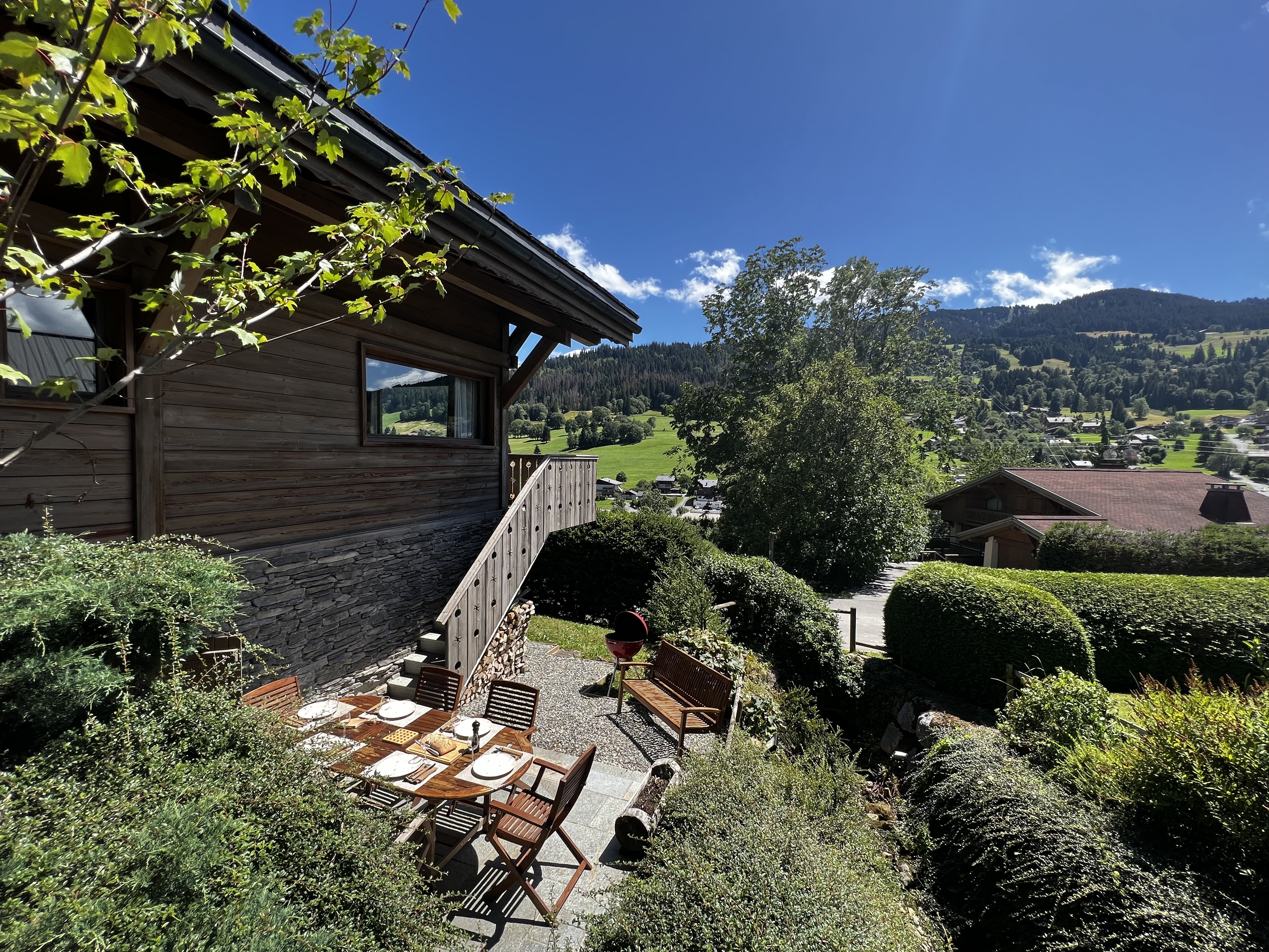 Terrasse d'été pour prendre son déjeuner face au Mont d'Arbois