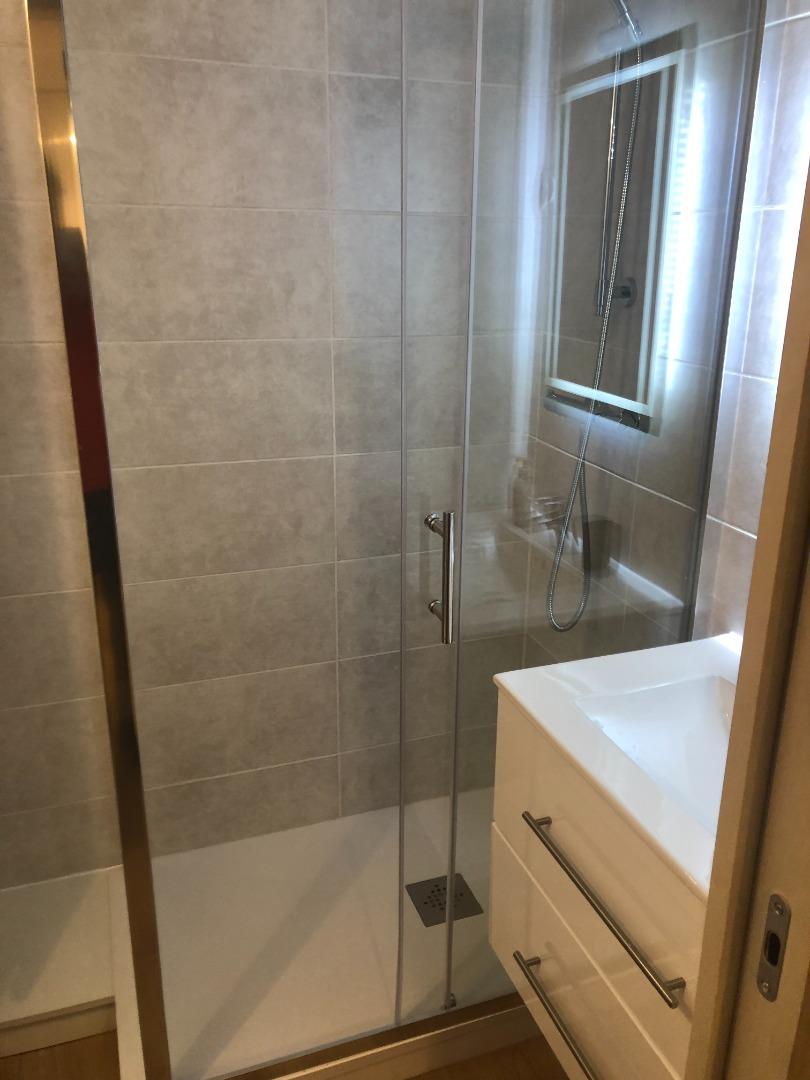 Salle de bain avec douche et WC