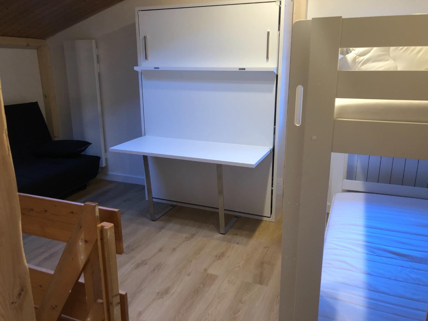 Mezzanine 6 couchages: 1 lit superposé, 1 lit escamotable/ bureau et 1 canapé-lit