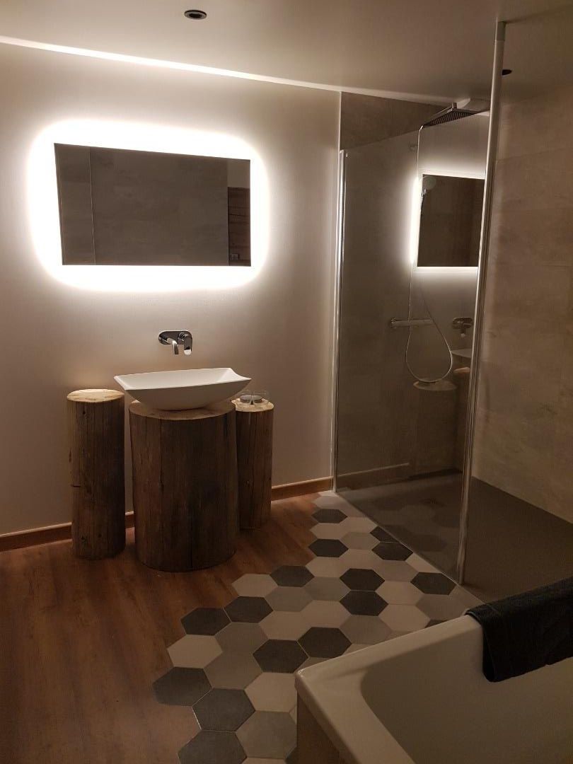 Salle de bain avec baignoire et douche au rez-de-chaussée 