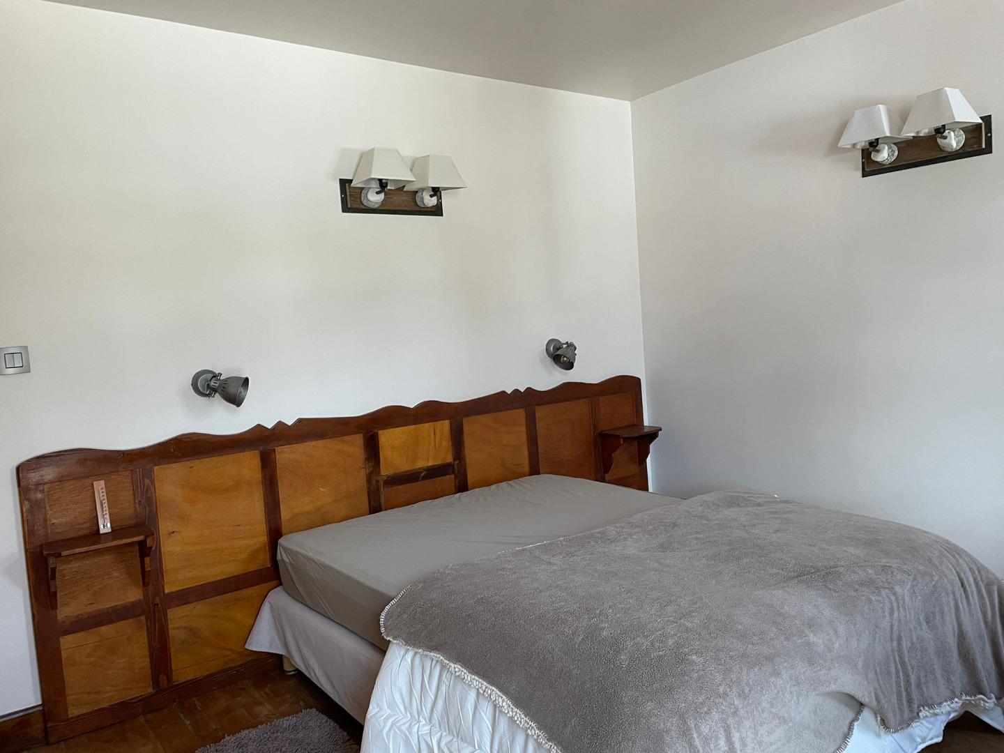 Chambre 1 RDC Piste Noir "les gueux" Lit double en 140 avec balcon ( 1 fenêtre et une porte fenêtre), Grande armoire et petit bureau
