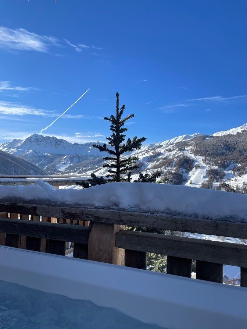 le chalet possède un magnifique jacuzzi à l extérieur chauffé à 37 degrés avec une vue panoramique sur la vallée (vue à 180 degré)