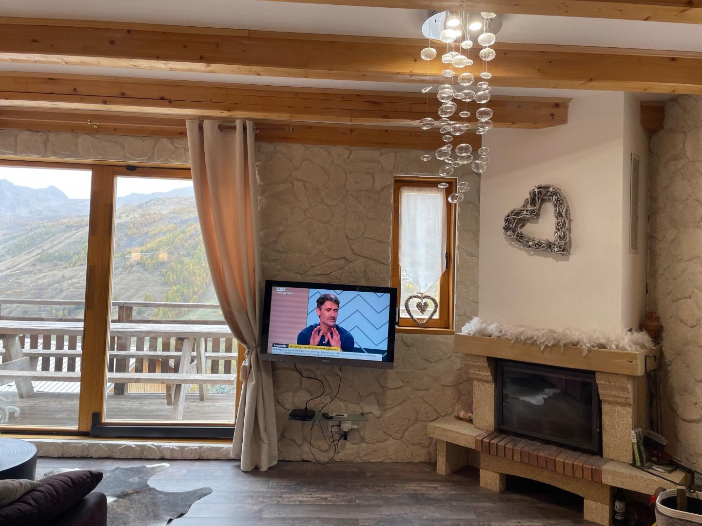 salon  tout aménagé donnant la vue sur la vallée 
Cheminée avec bois offert 
