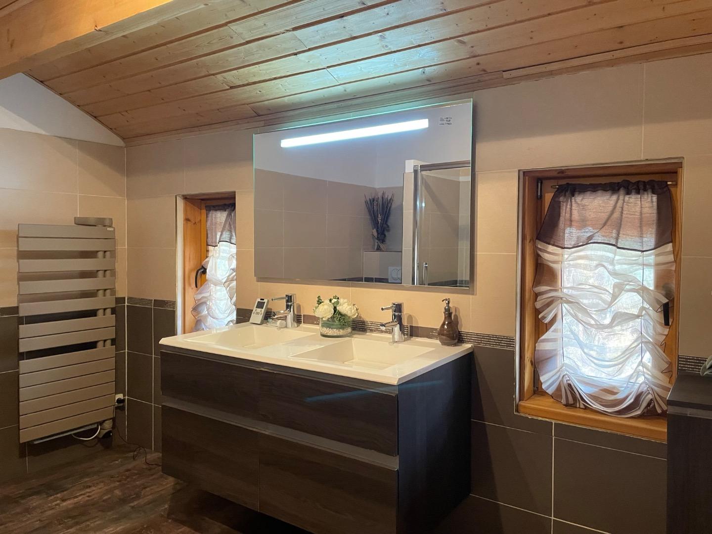 salle de bain tout aménagé avec deux vasque une belle douche italienne et la toilette se trouve cette salle d'eau et il y a une sèche serviette vous permettant de sécher rapidement vos serviettes. Vous avez à disposition un sèche cheveux 