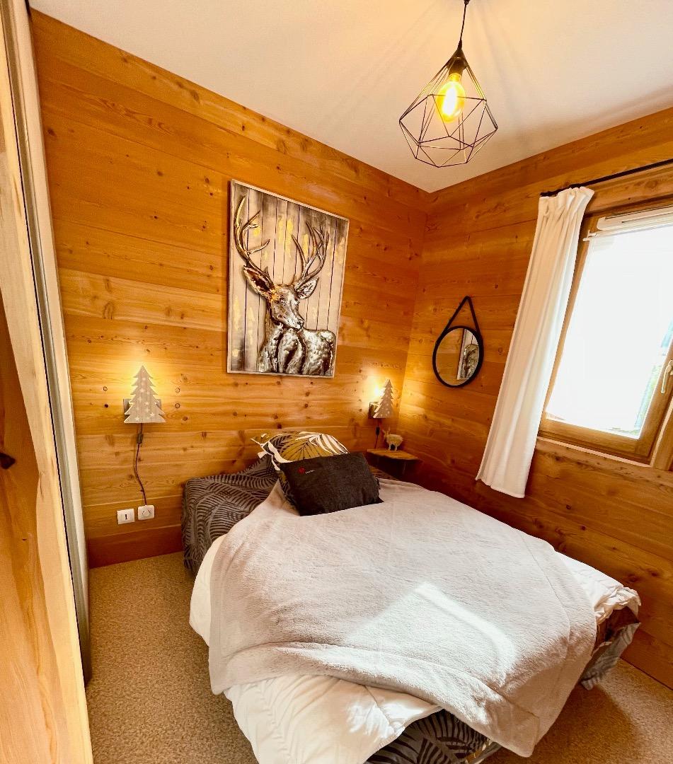 Jolie chambre avec un lit double de 140 
Placard de rangement