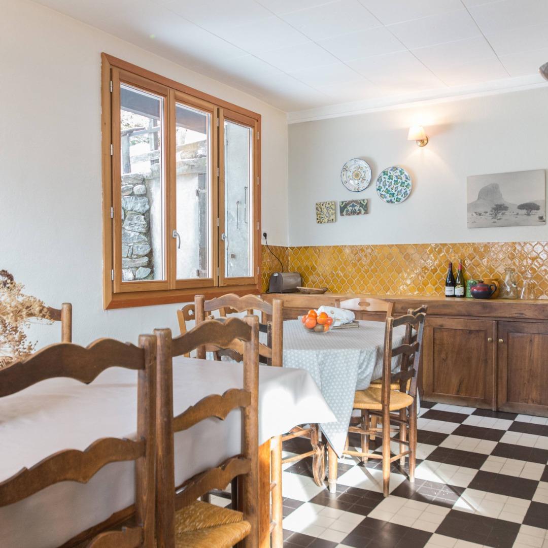 Coin repas, deux tables peuvent se rapprocher