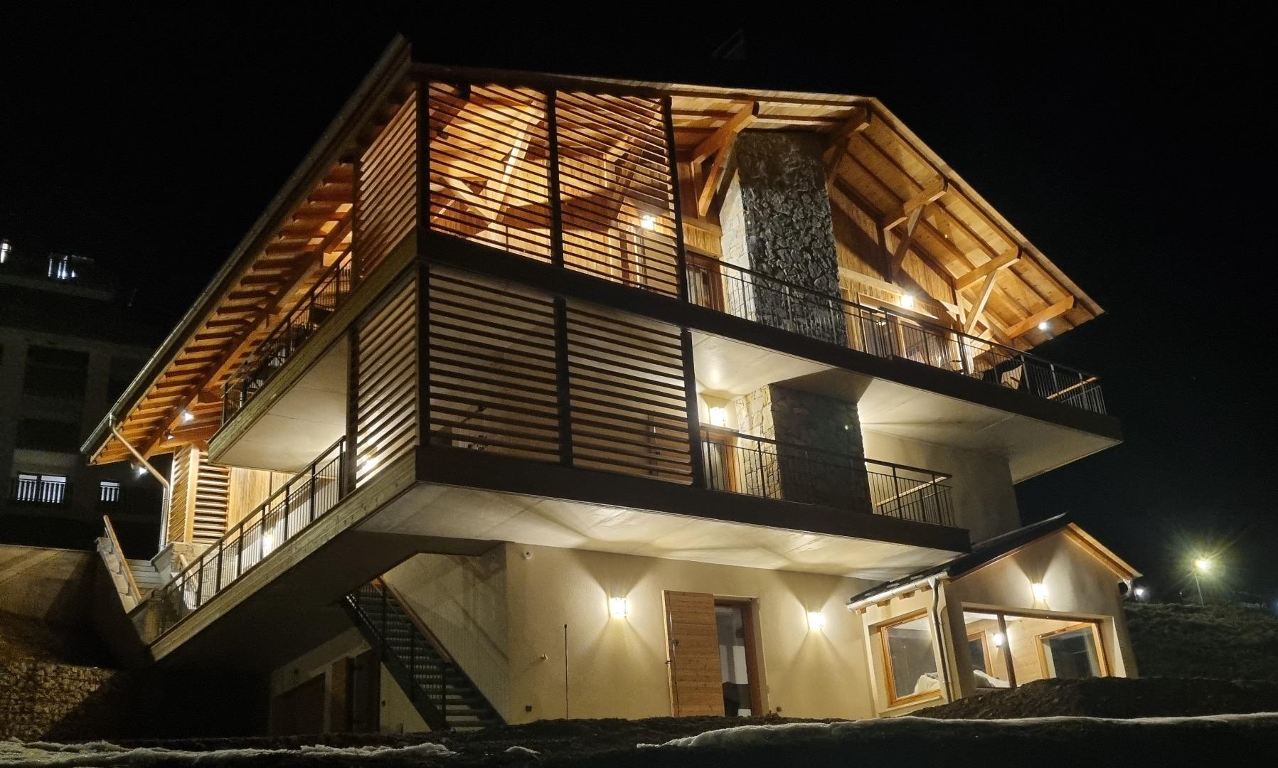 Vue du chalet de nuit
