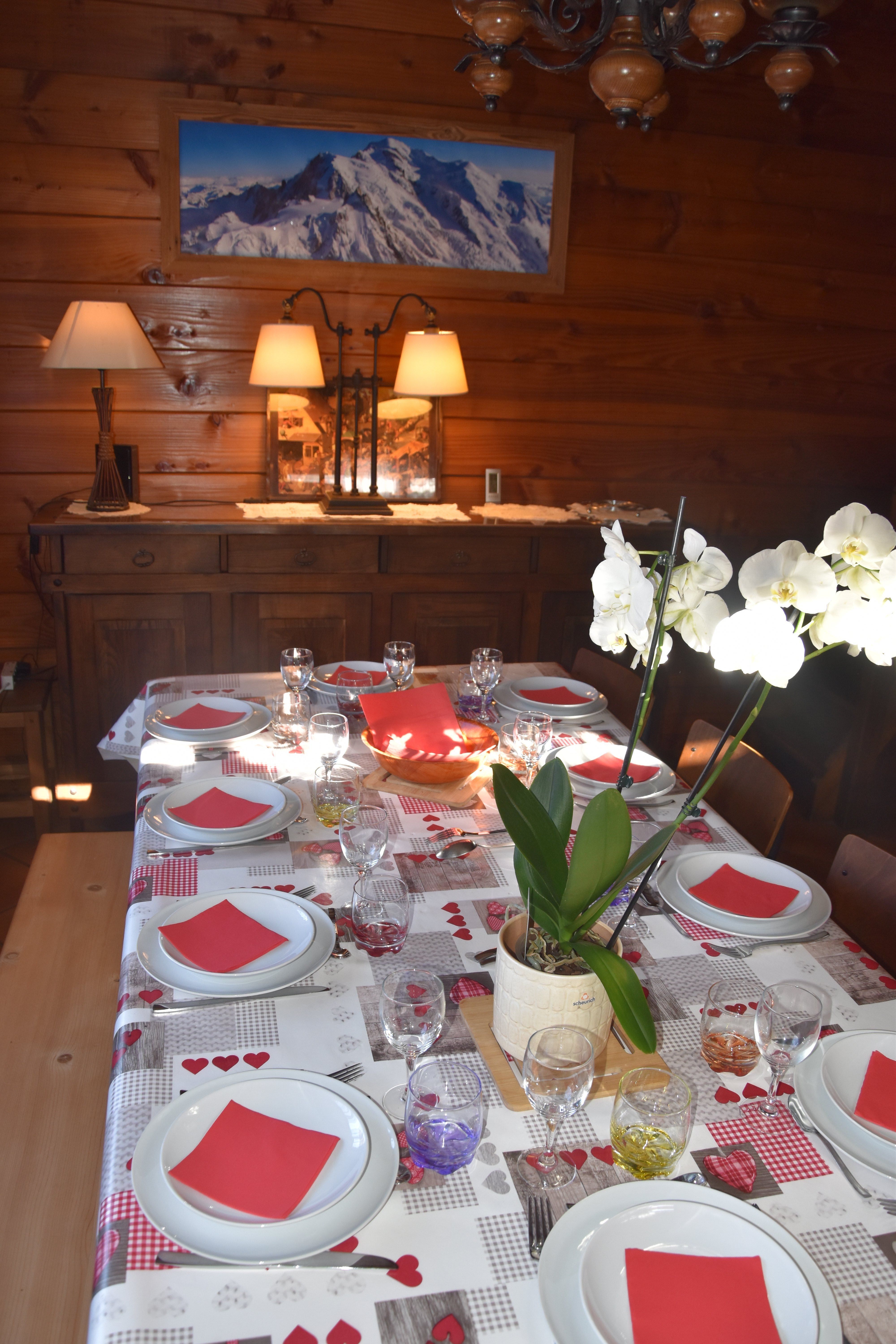 La table dressée pour 10 couverts