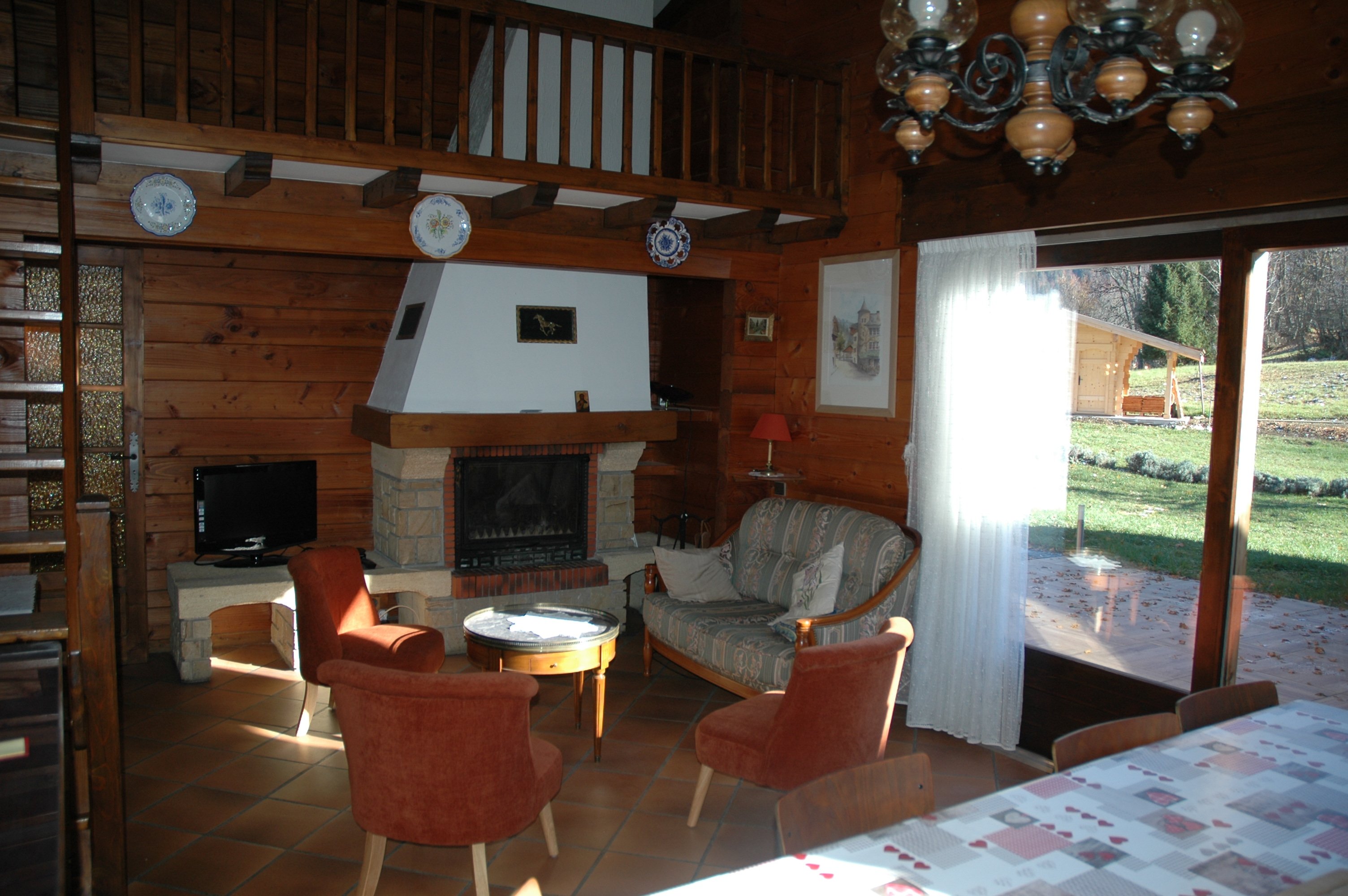 Le salon et sa cheminée