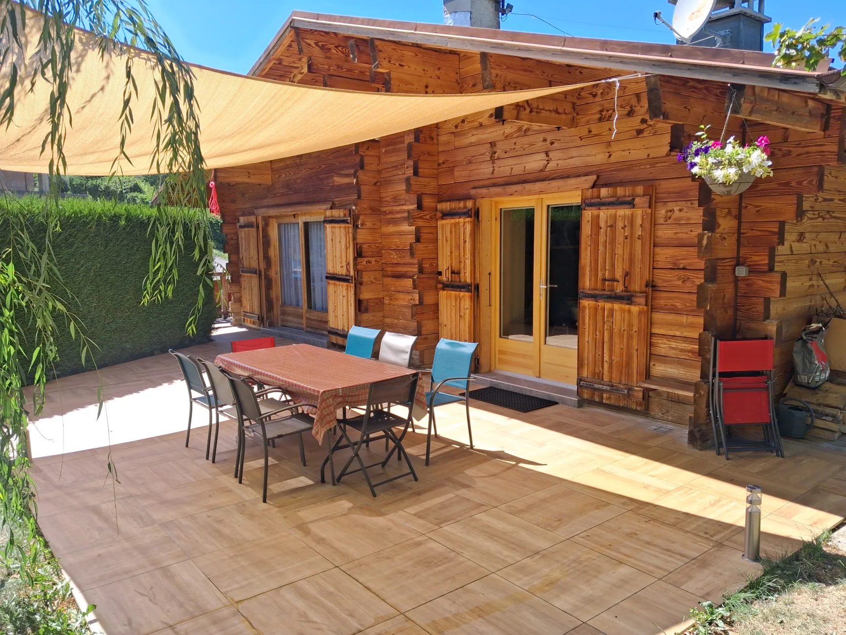 La grande terrasse face au massif du Mont Blanc