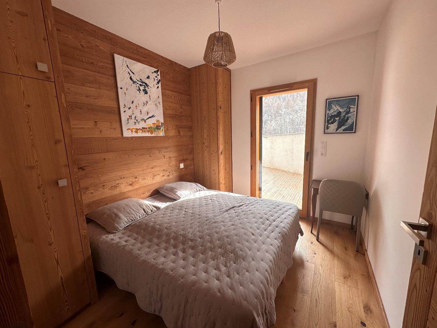 chambres avec un grand lit en 160