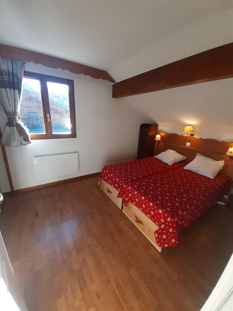 Grande chambre avec lit bébé possible, lits jumeaux possible.