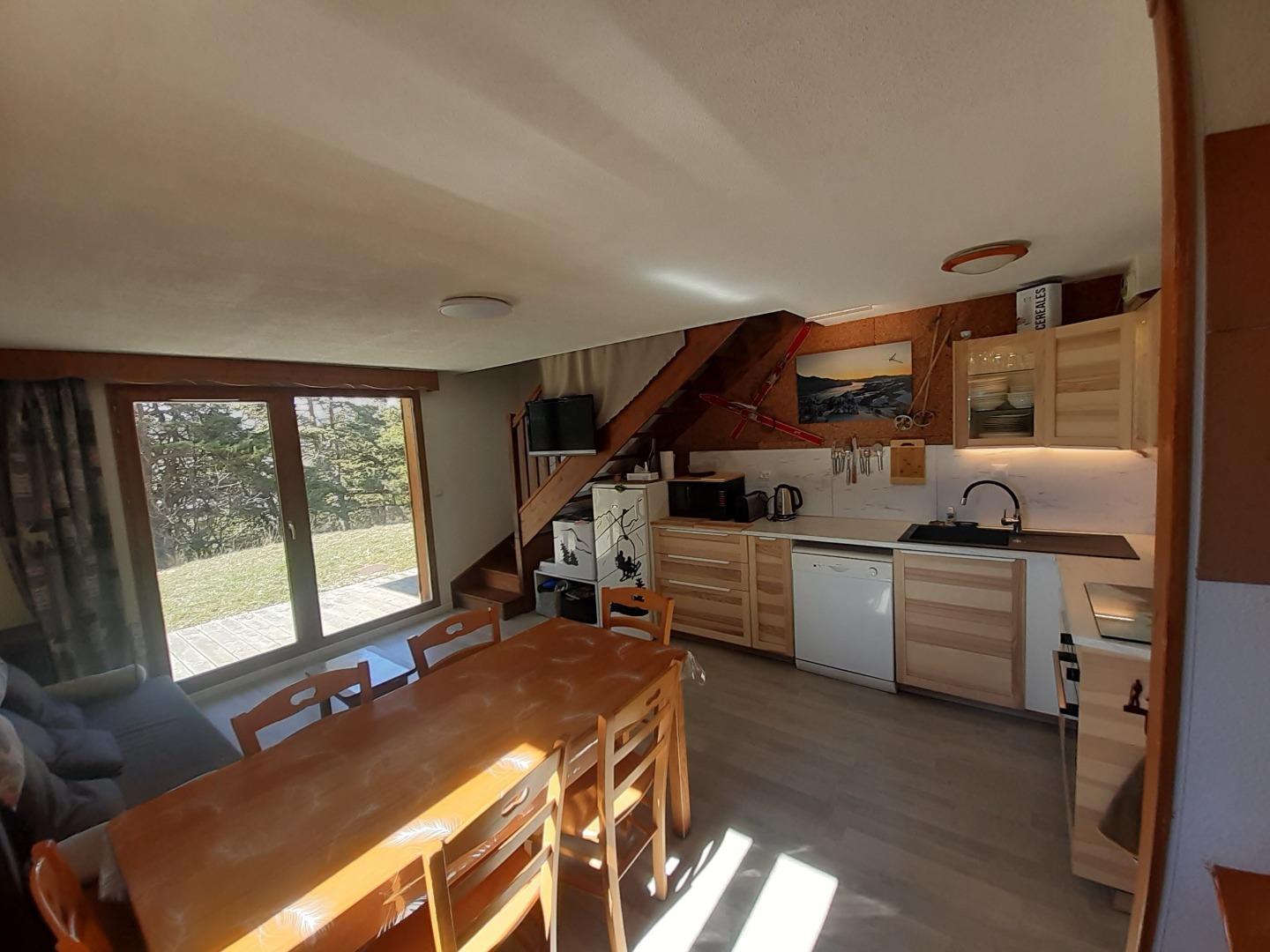 pièce à vivre , avec cuisine , salon , salle à manger
