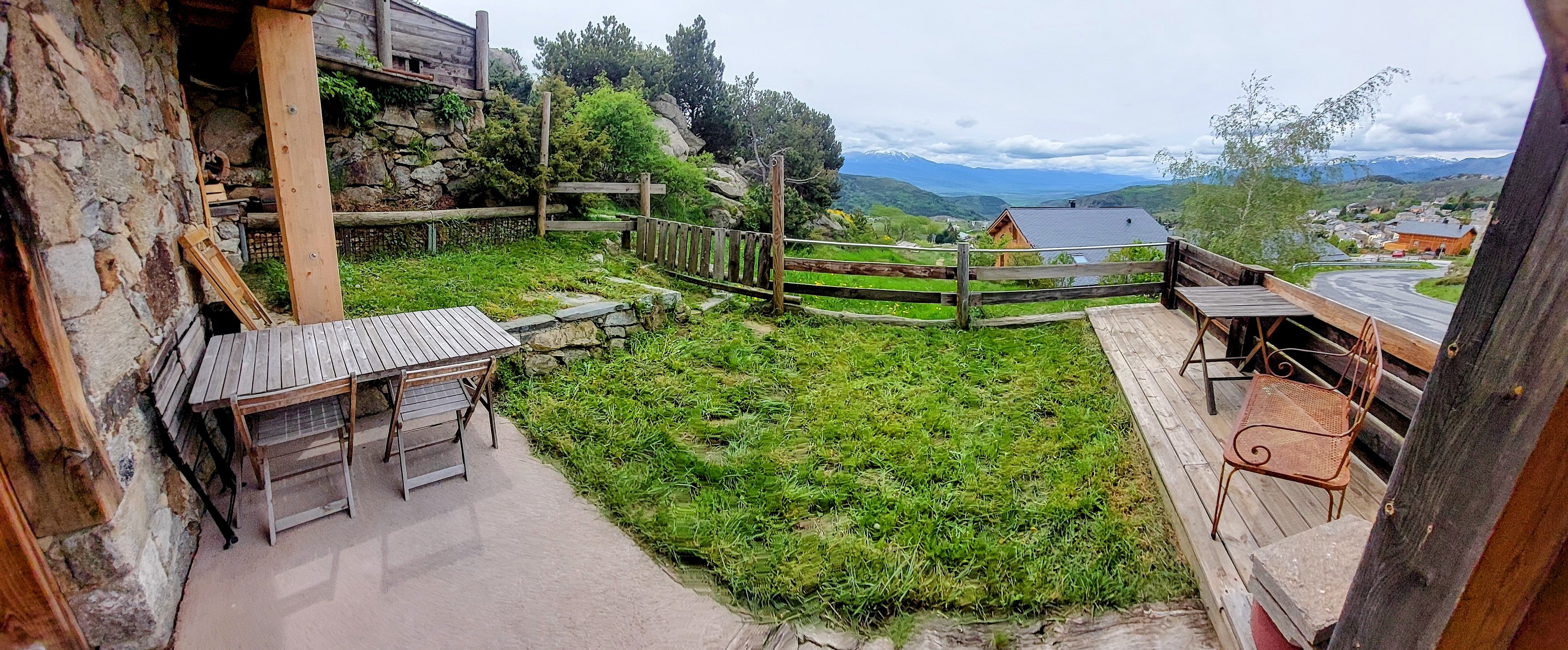 Jardin privé pour faire des grillades et la bronzette face aux montagnes Catalanes !
Bas du Chalet les abeilles noires 
Parasol et voilure pour l'été 
Table,chaises,transats,barbecue 
espace vélo /électrique
Parking voiture réservé 