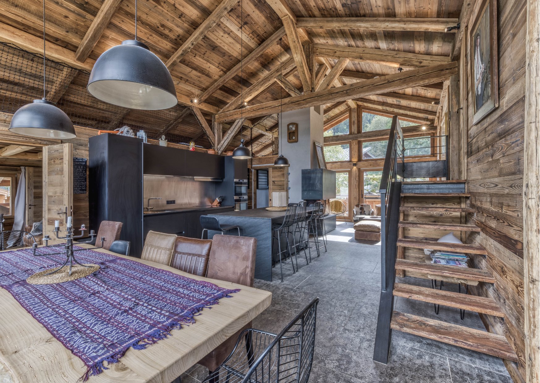 • Table à manger pour 12 personnes
• Îlot de cuisine pour 6 personnes
