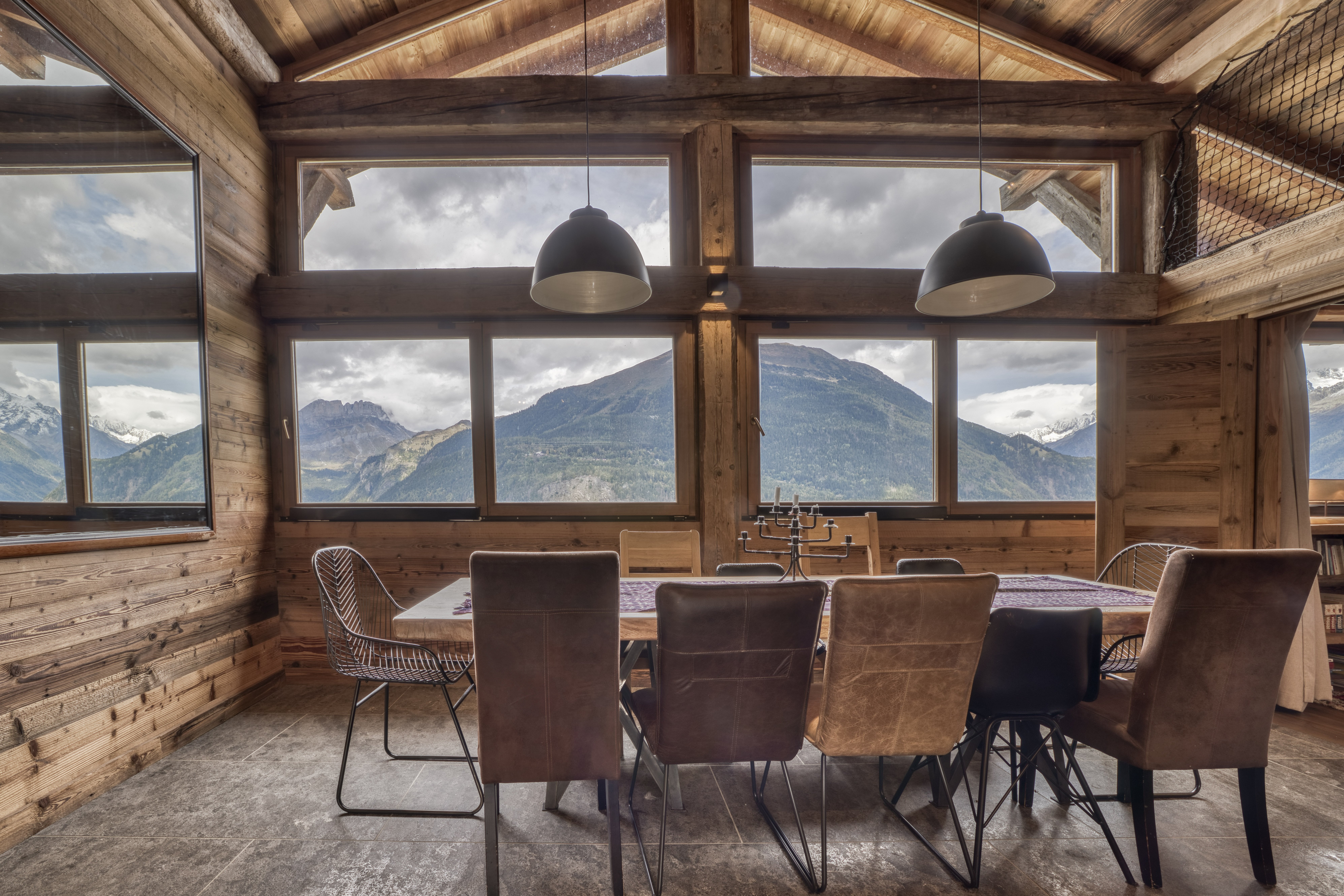 Salle à manger spacieuse (vue été)