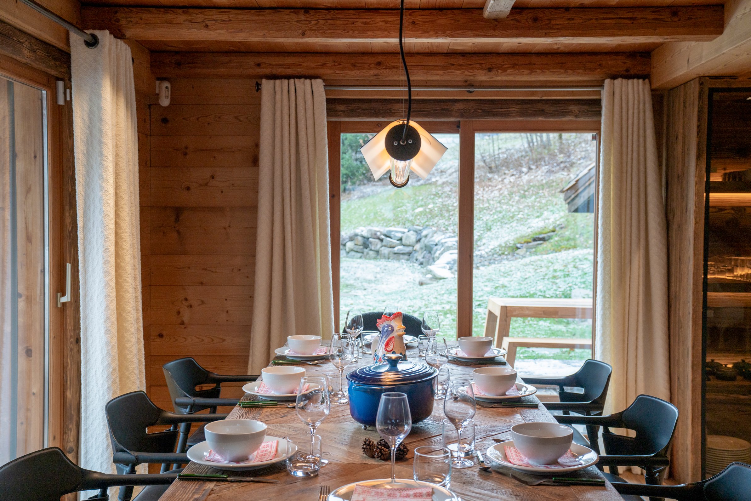 A table, pot au feu, fondue, raclette, à table avec des amis le temps ne compte plus !