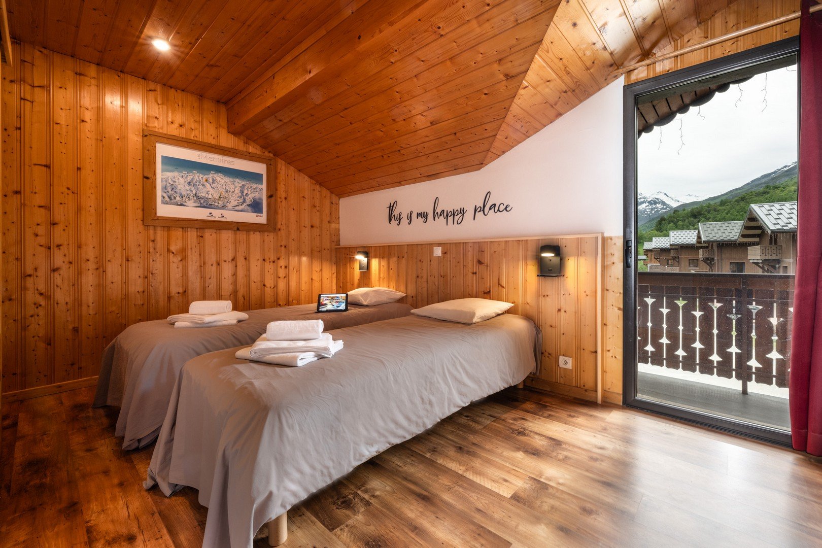 Une chambre double avec balcon