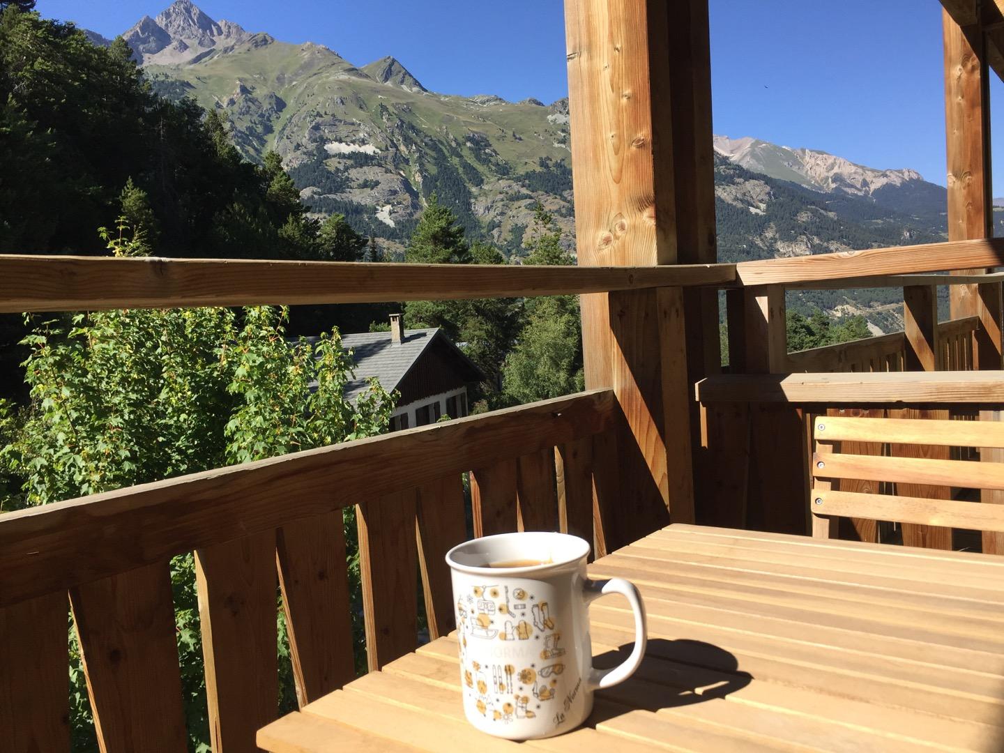 balcon salon avec vue latérale montagne