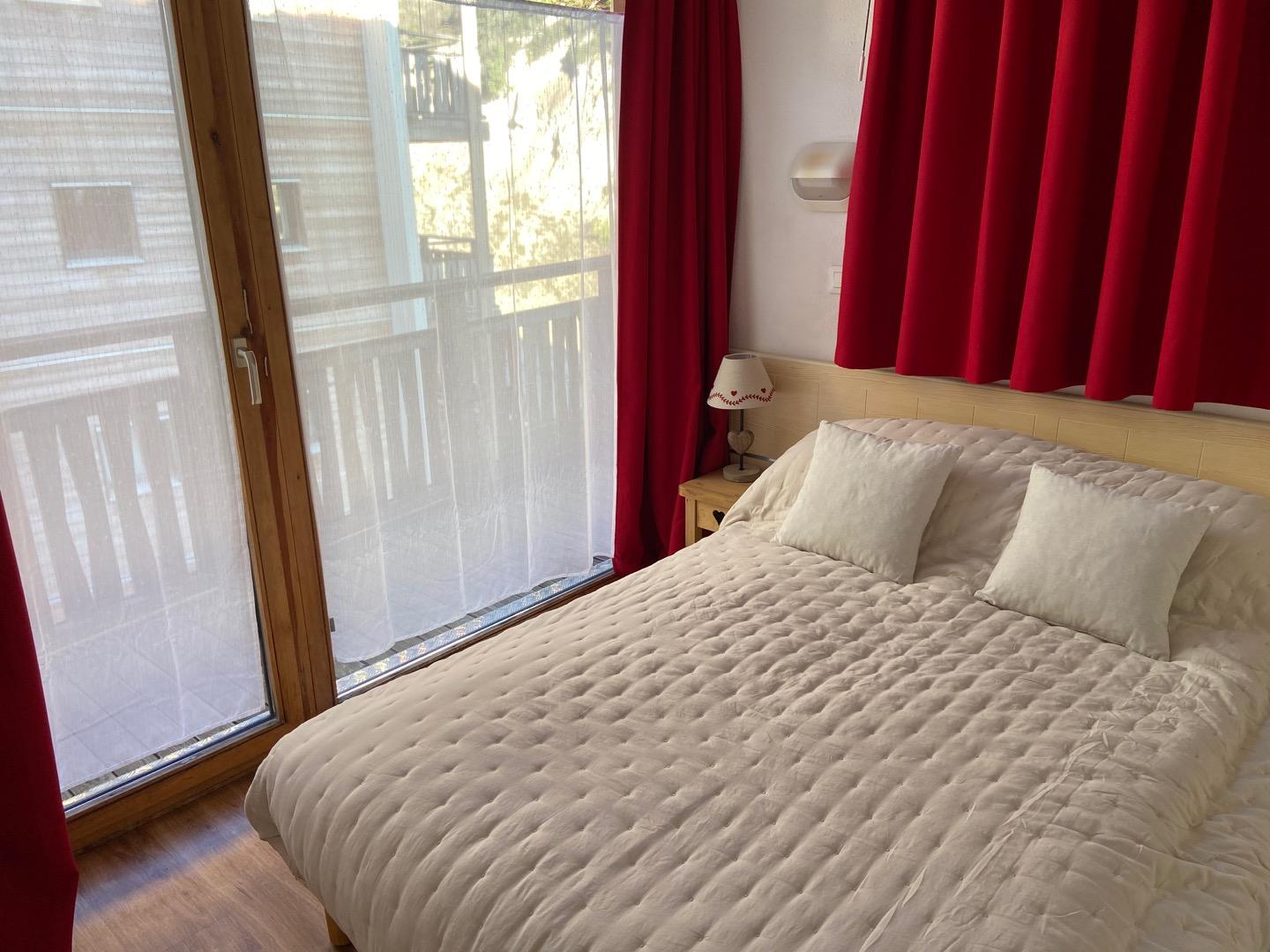 chambre lit double avec placard