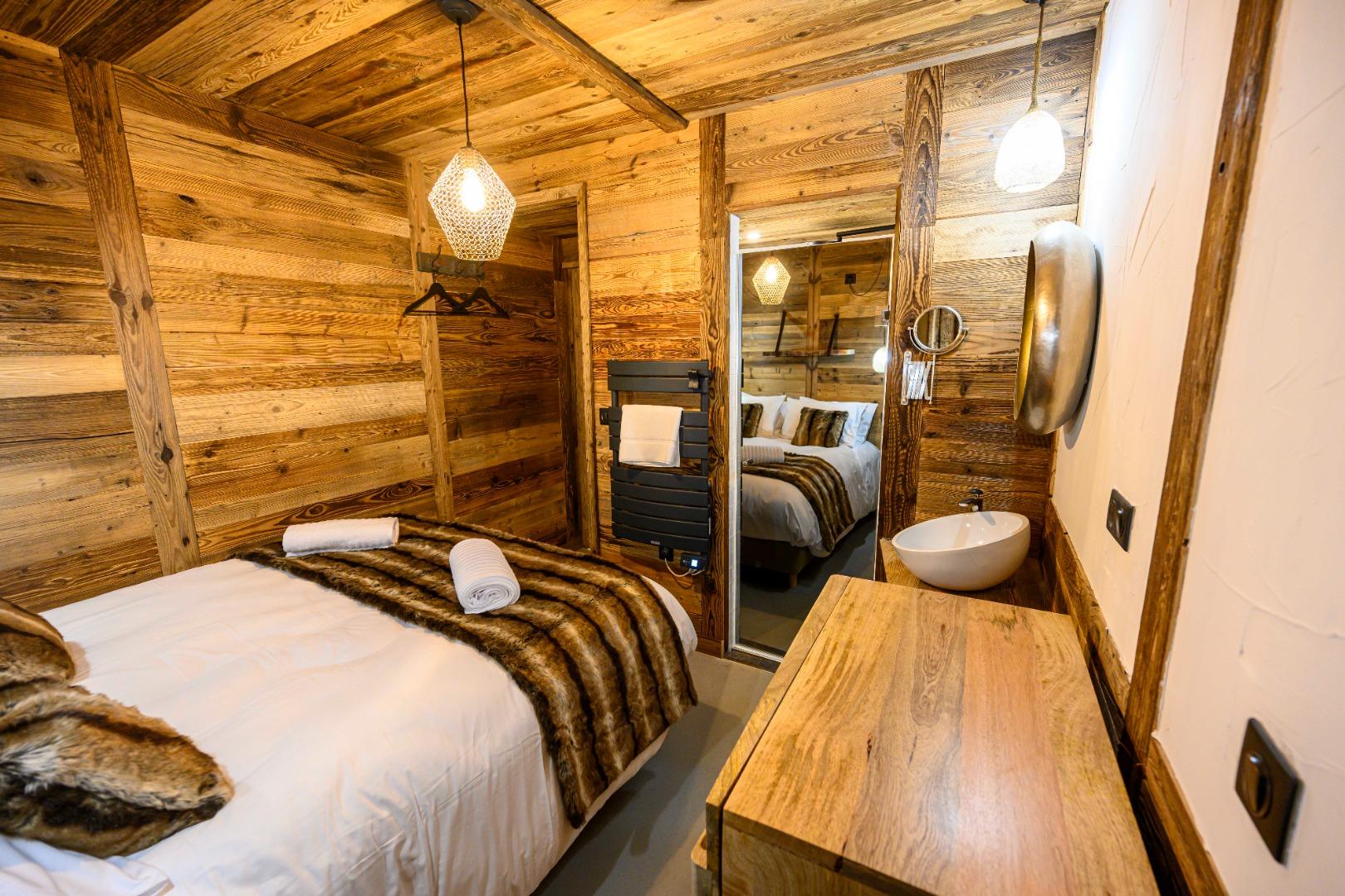 chambre double avec douche et lavabo