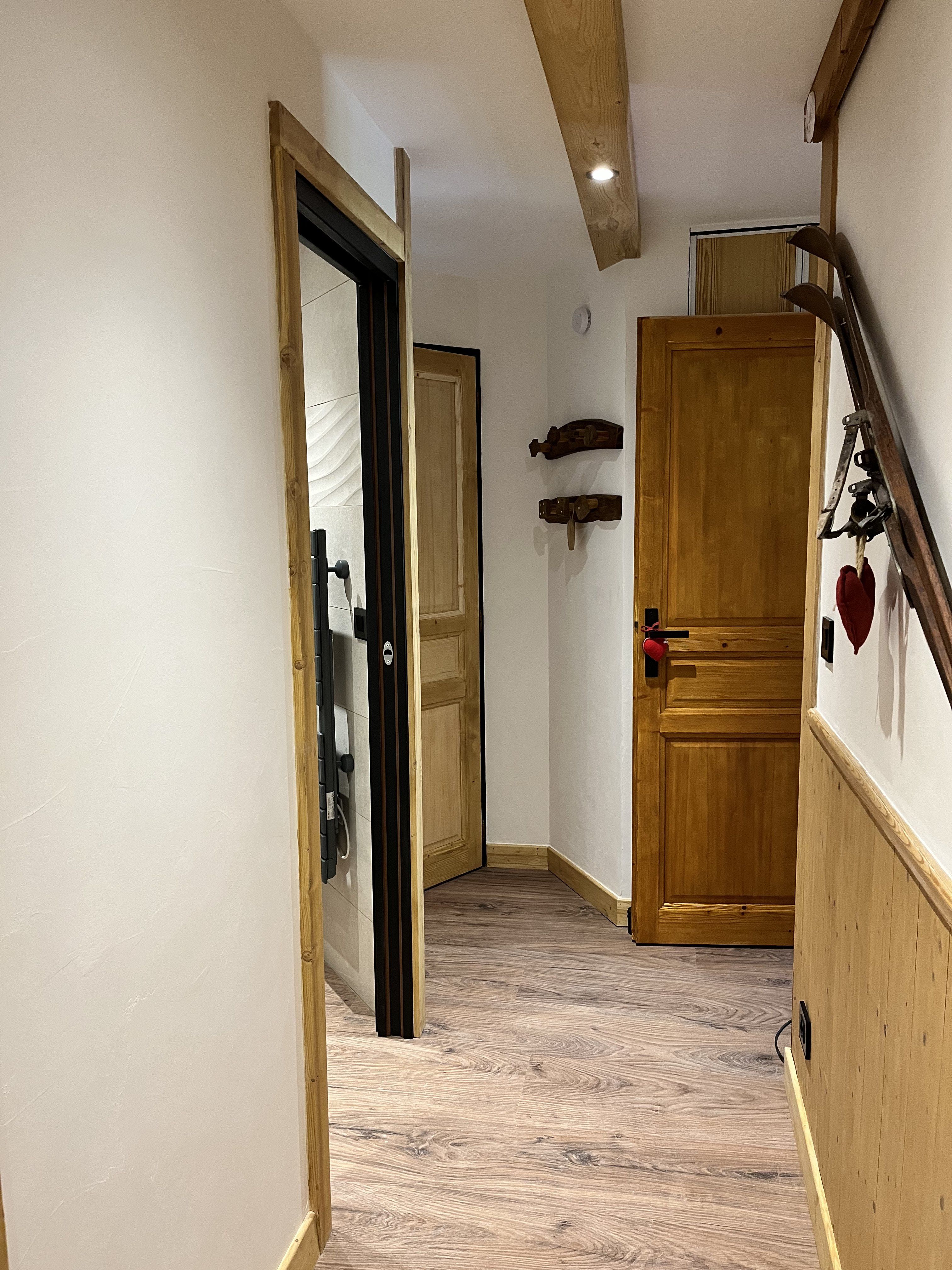 Entrée desservant toutes les pièces du logement.