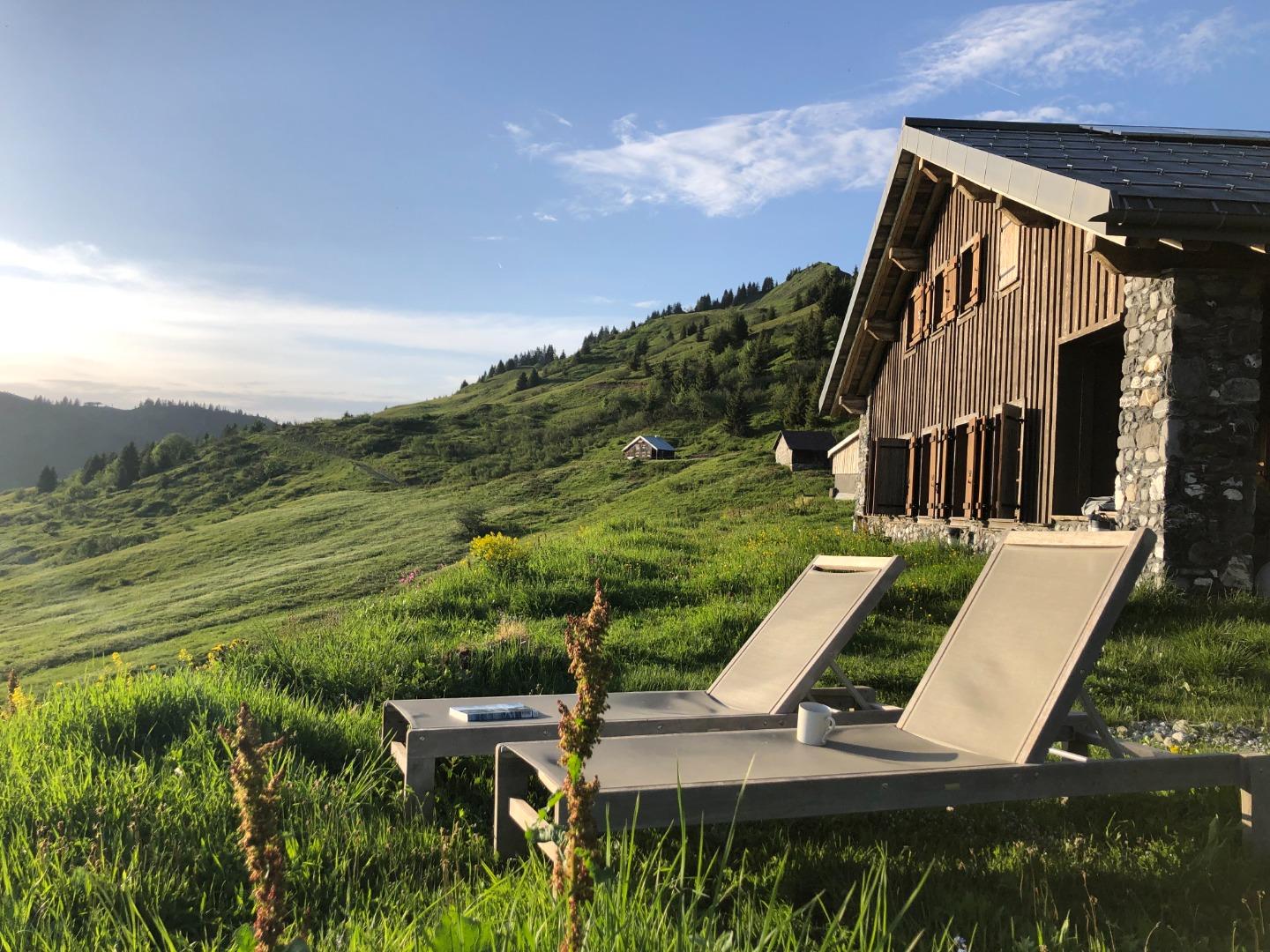 Chaise longue devant le chalet