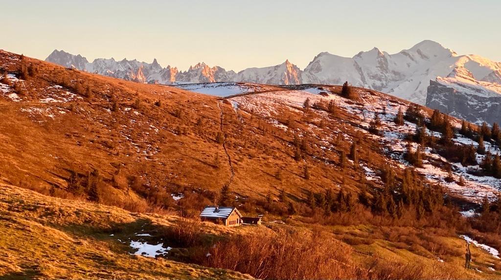 Le chalet d'alpage avec la chaine du mont blanc en arrière plan