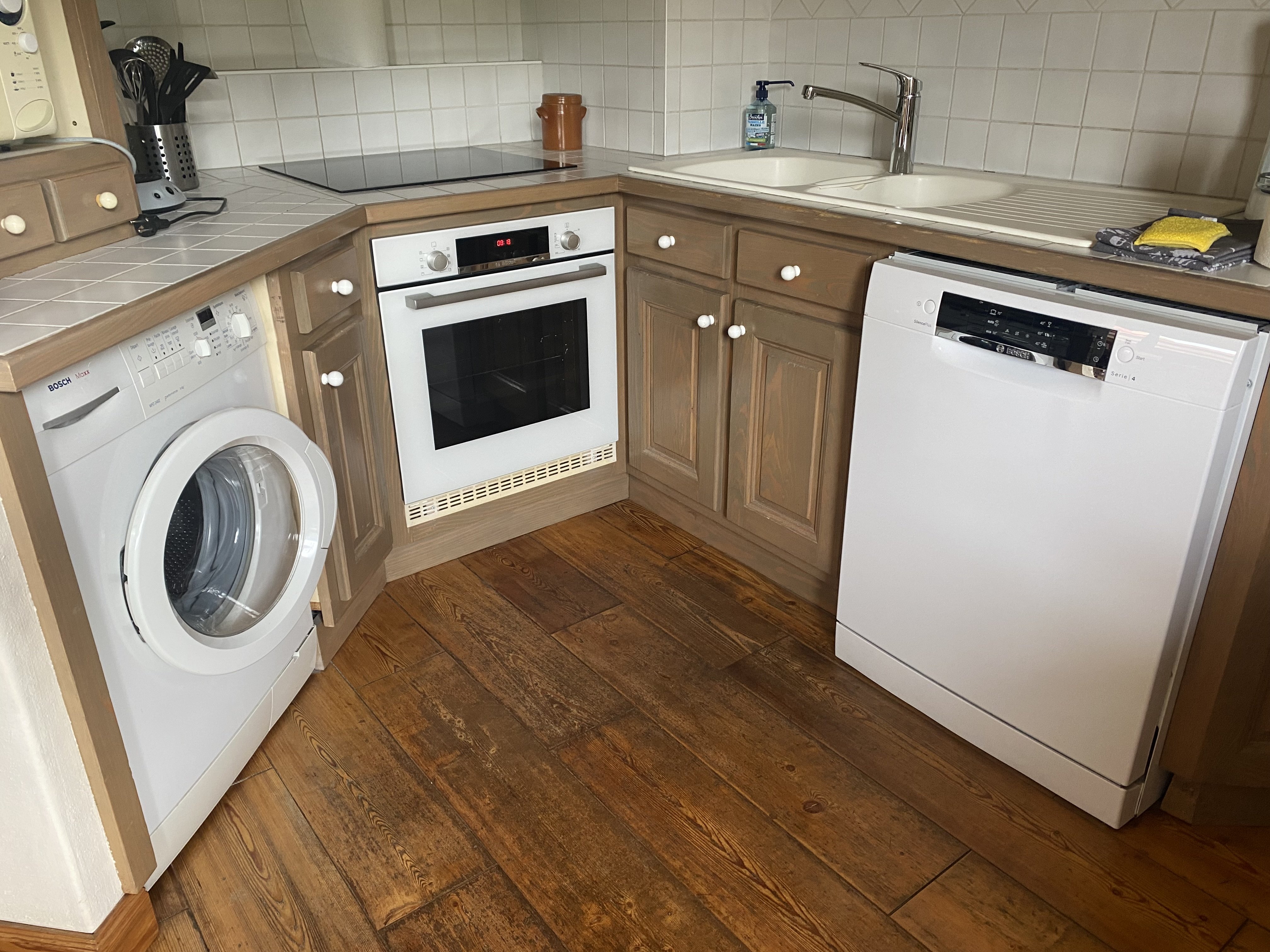 Kitchenette, lave-vaisselle, four, cuisinière. Micro-ondes, lave-linge 
