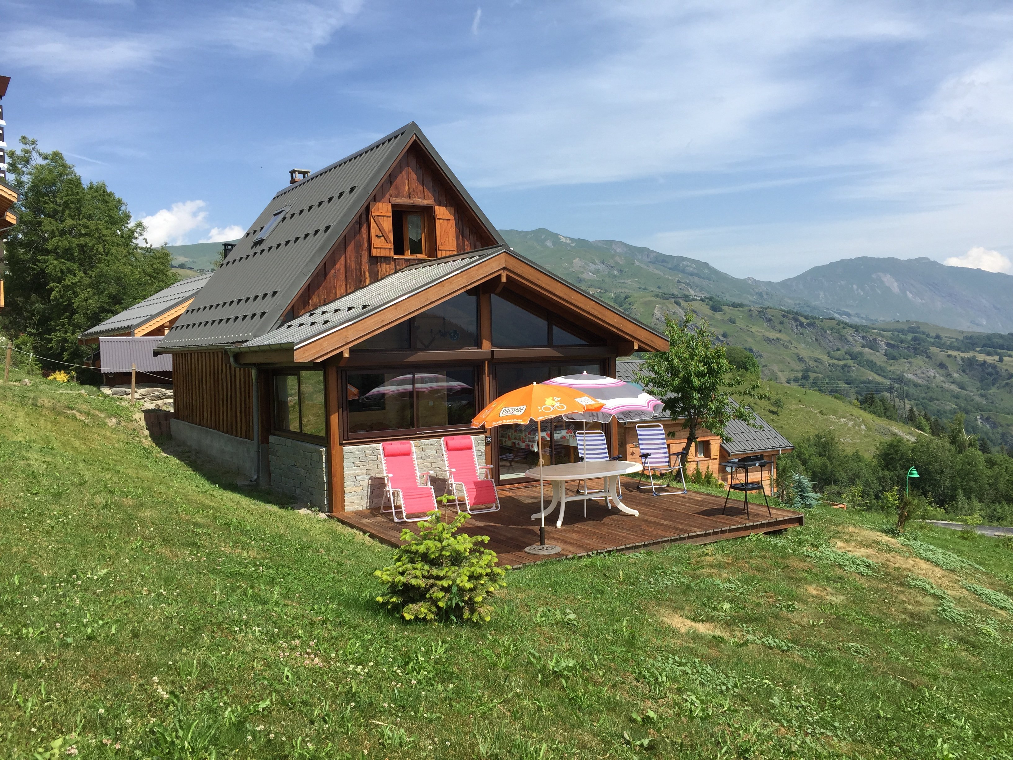 vue extérieure de la chalet terrasse et jardin