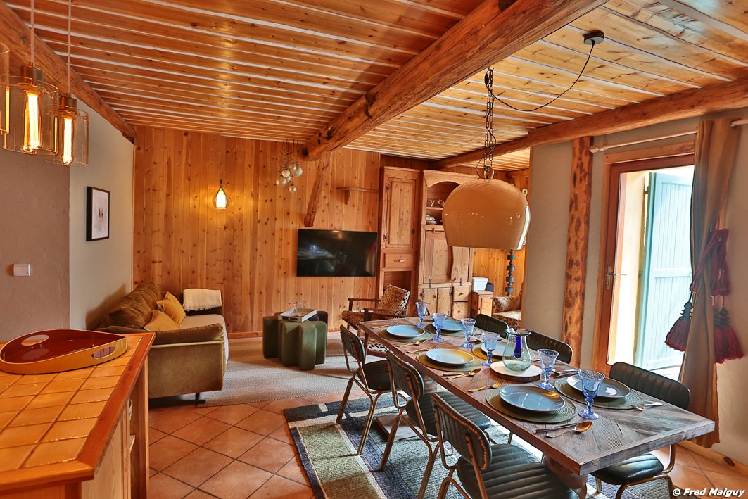 Côté repas depuis l'ilot central de la cuisine/TV au fond