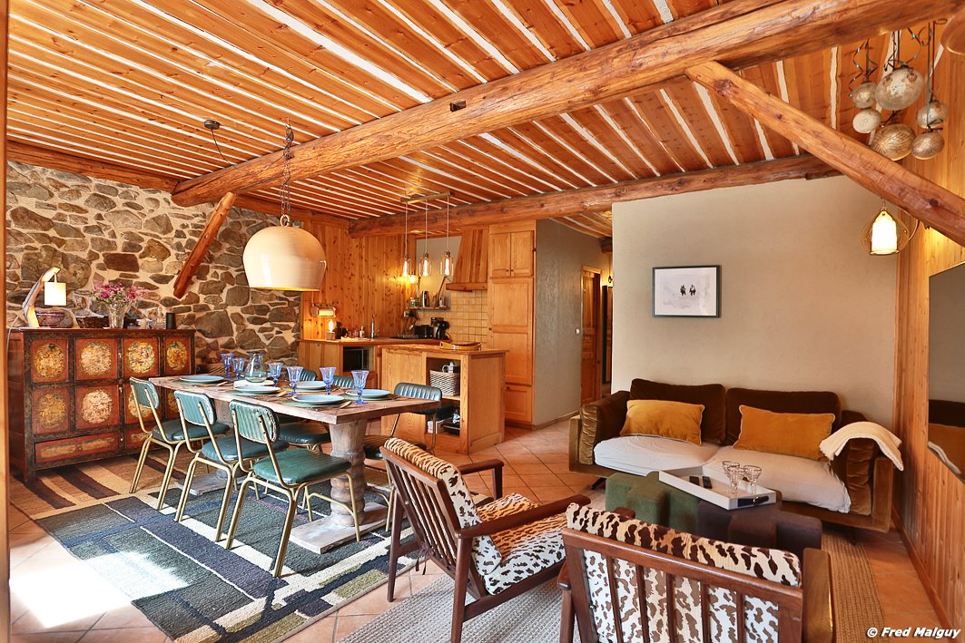Depuis le coin bureau, vue sur salon/séjour/ cuisine ouverte