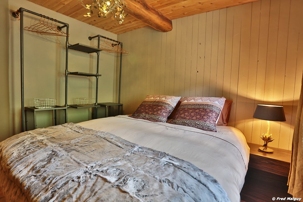 Chambre 1  côté rangement rayonnages et penderies