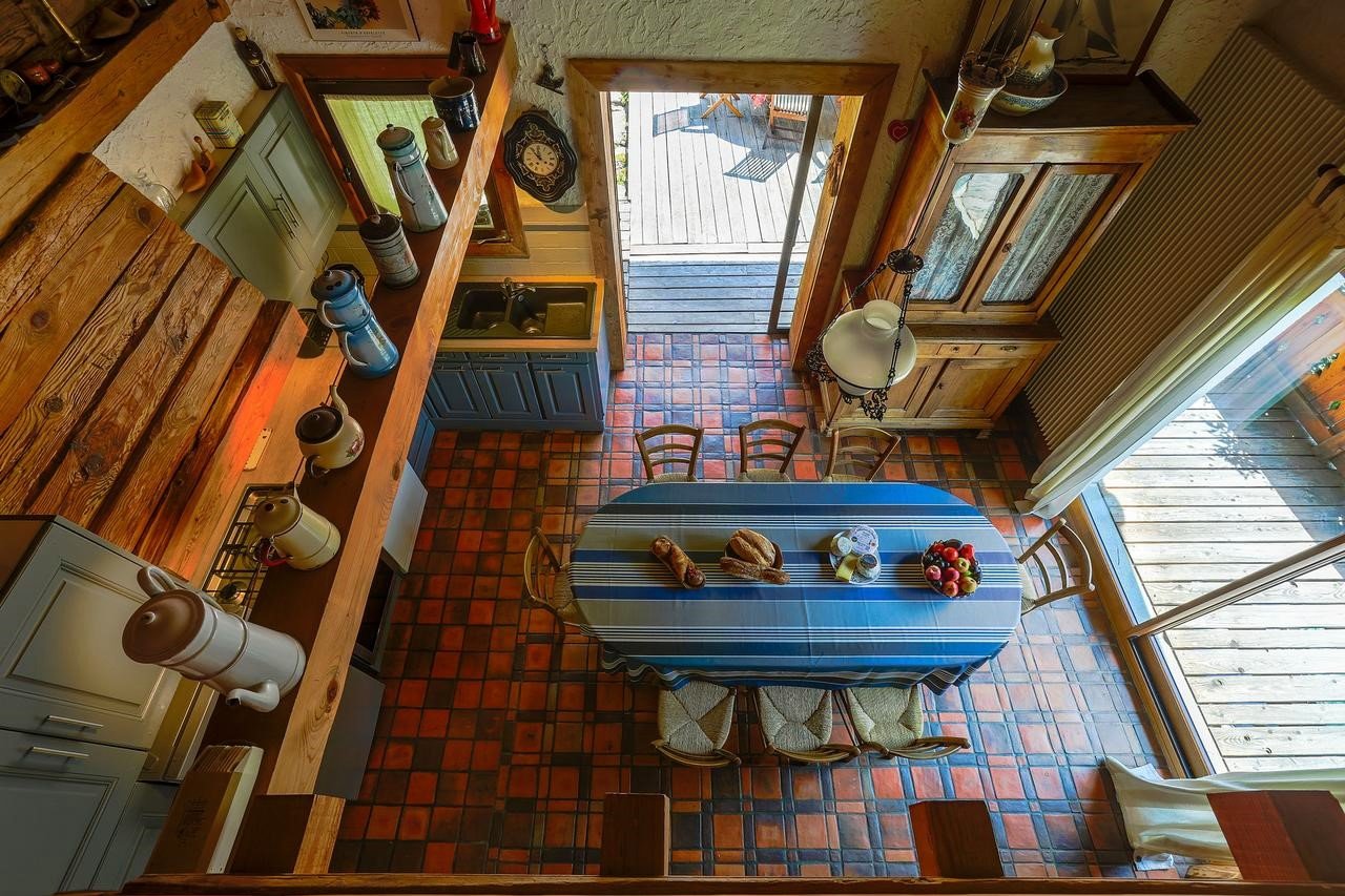 Vue du coin repas depuis la Mezzanine