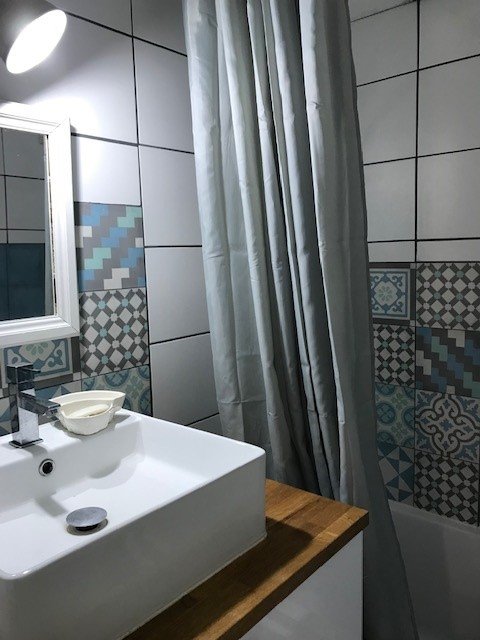 Salle de bains avec baignoire