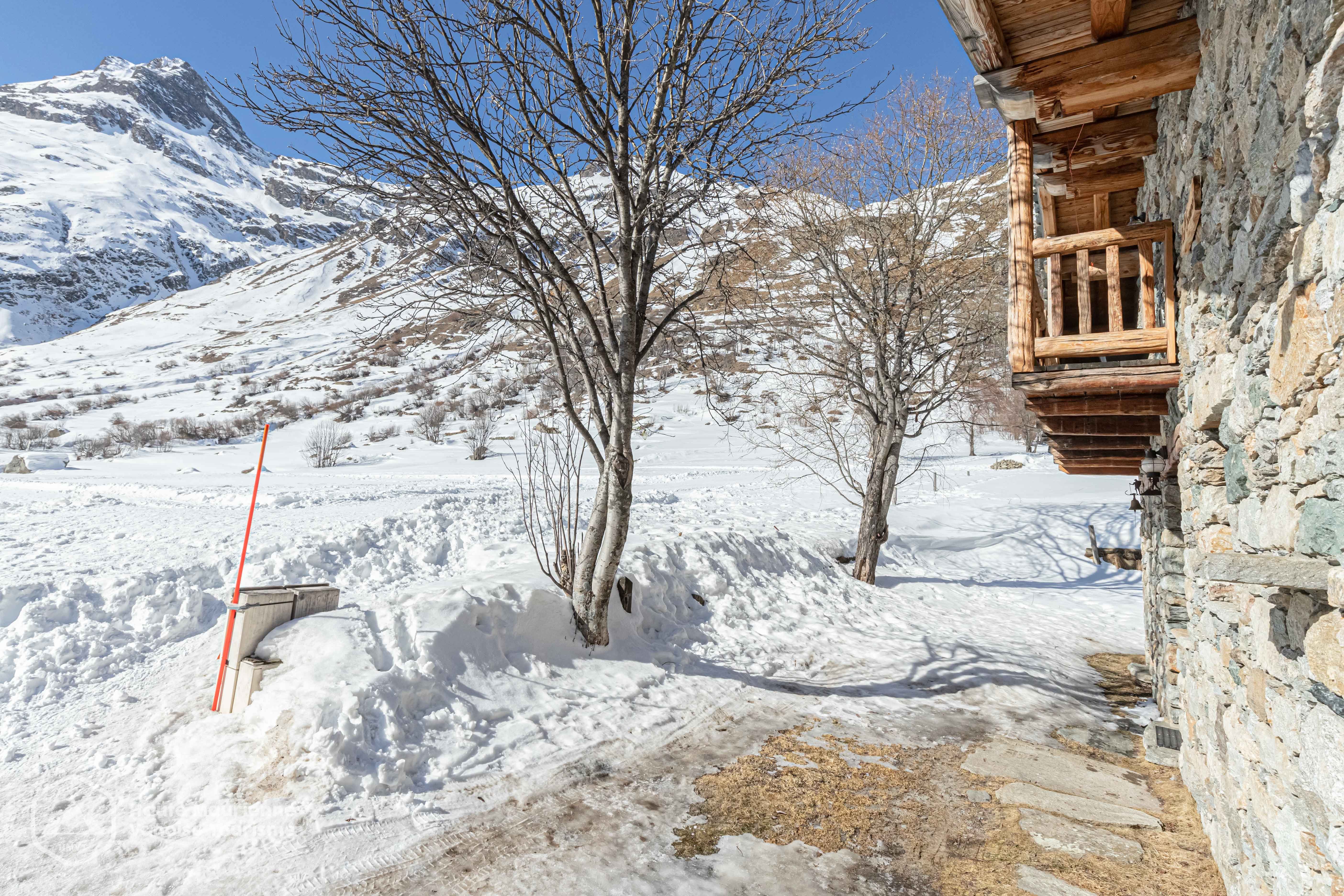 Vous pouvez garer votre voiture devant le chalet.