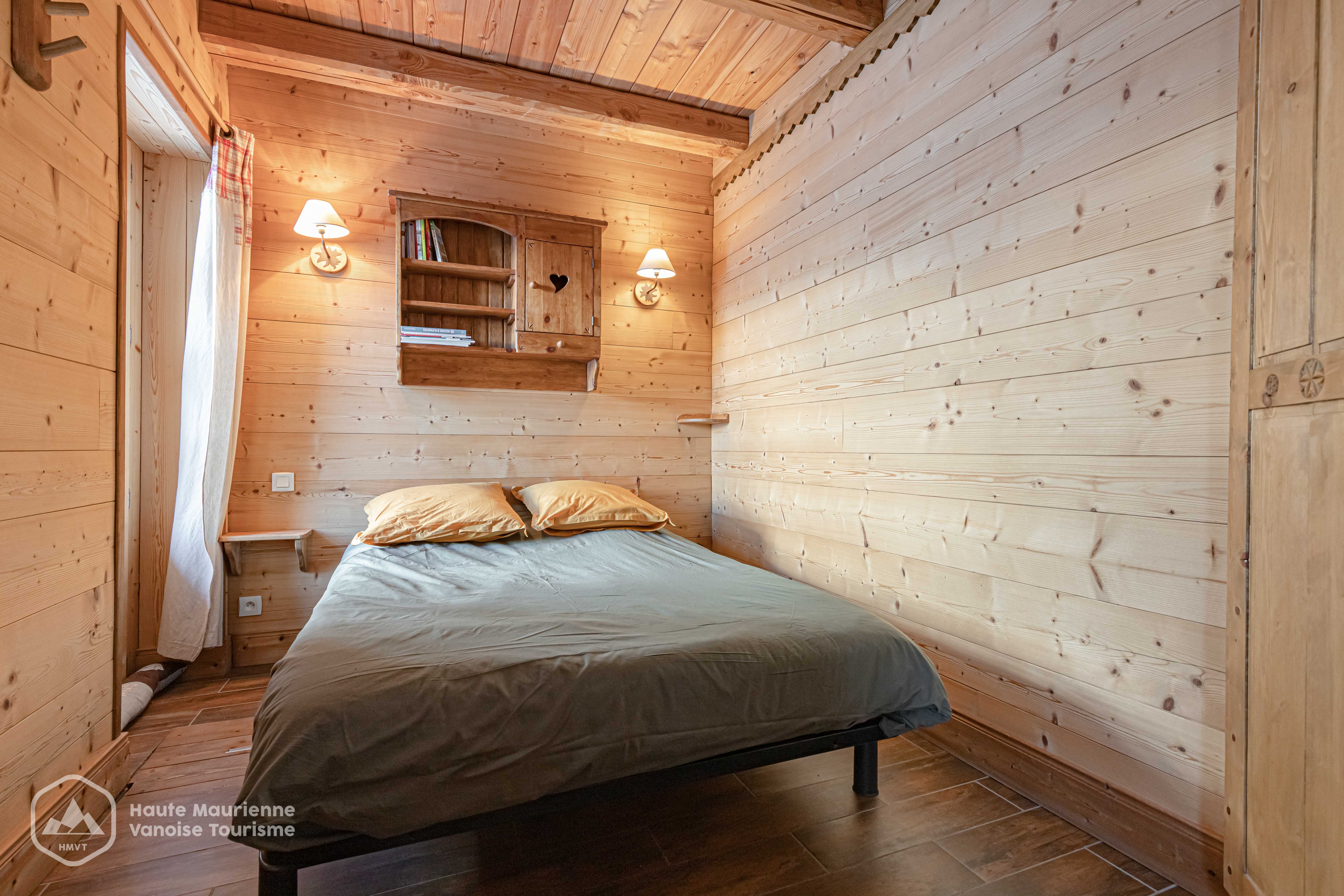 Chambre lit double au rez de chaussée.